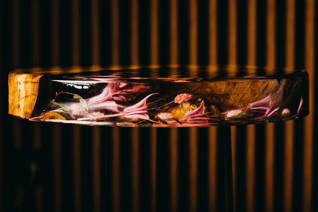 Stolik z żywicy epoksydowej z naturalnym drewnem i zatopionymi kwiatami