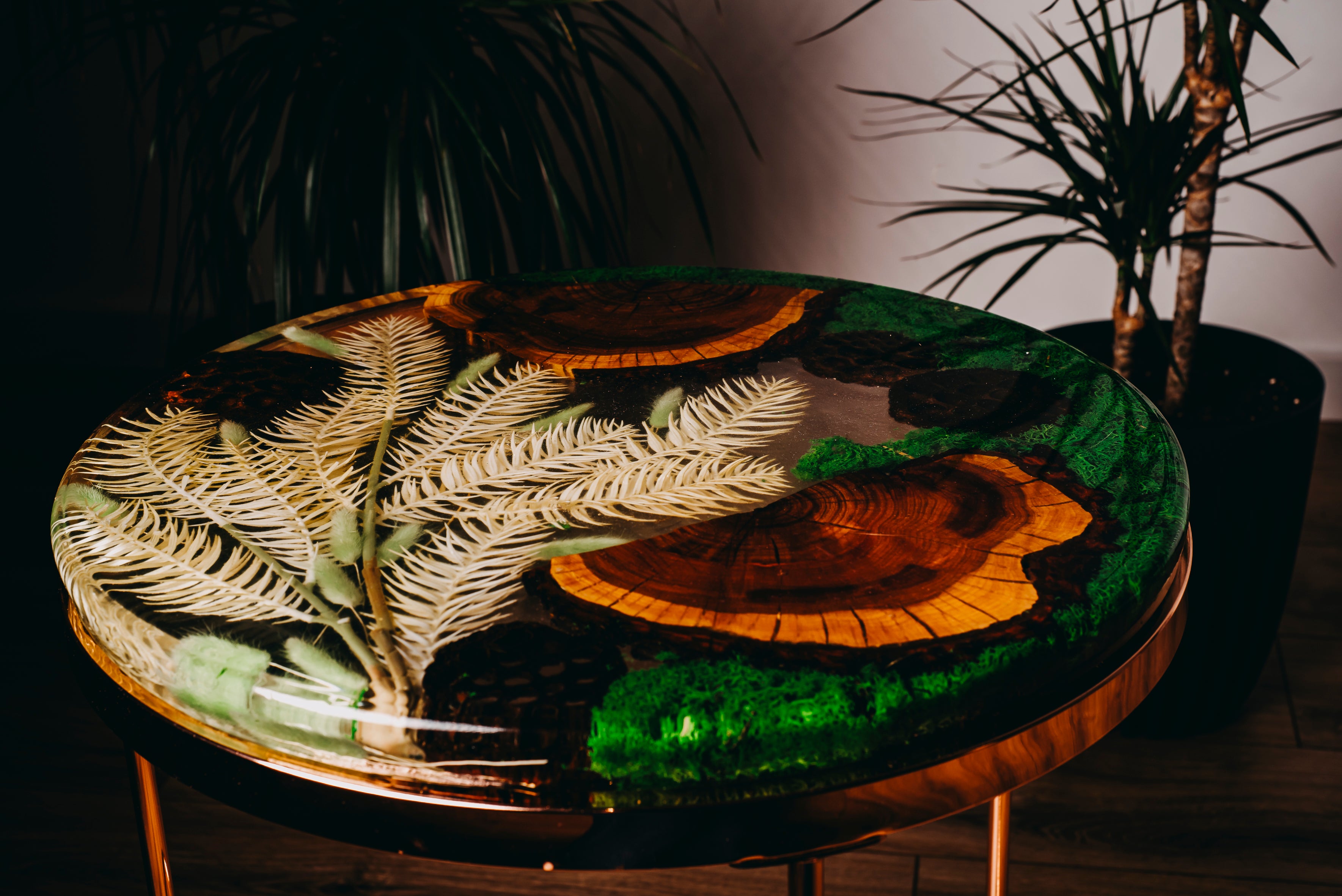 Stolik kolekcjonerski z żywicy i drewna – ekskluzywna kompozycja inspirowana naturą