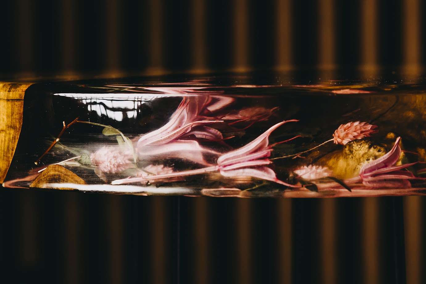 Stolik z żywicy epoksydowej z naturalnym drewnem i zatopionymi kwiatami