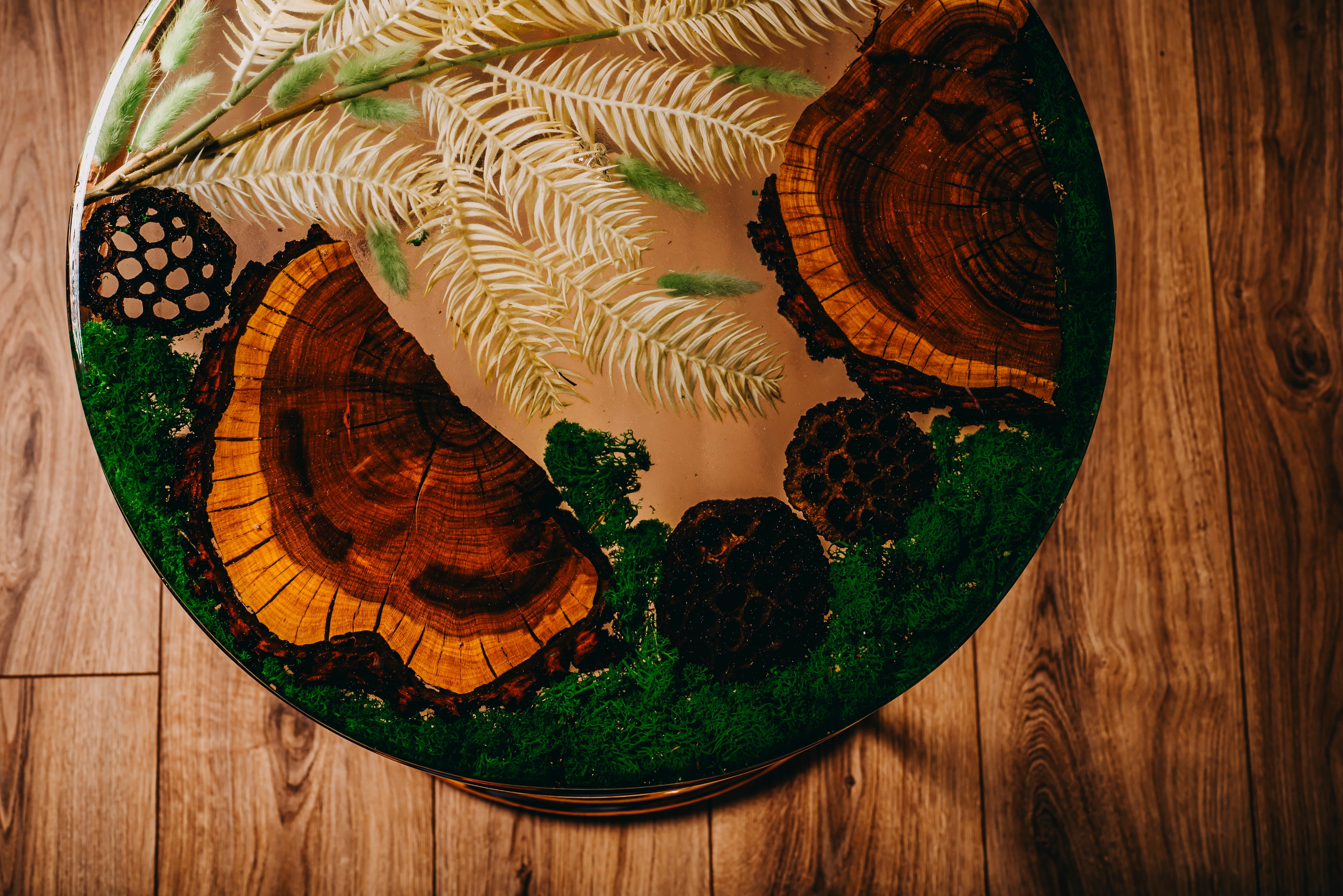 Stolik kolekcjonerski z żywicy i drewna – ekskluzywna kompozycja inspirowana naturą