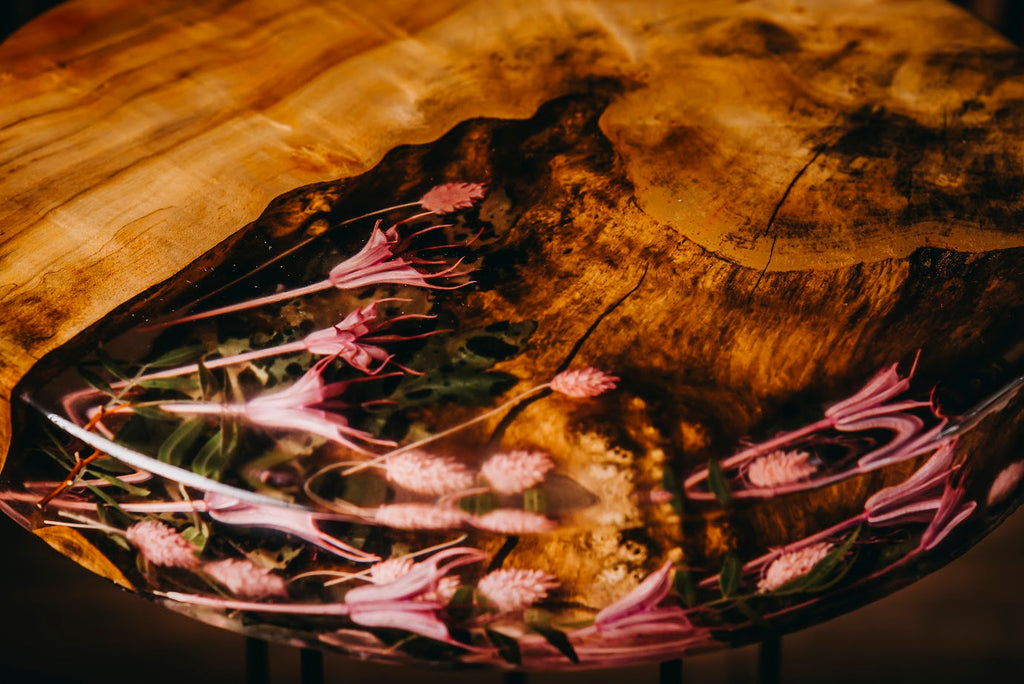 Stolik z żywicy epoksydowej z naturalnym drewnem i zatopionymi kwiatami