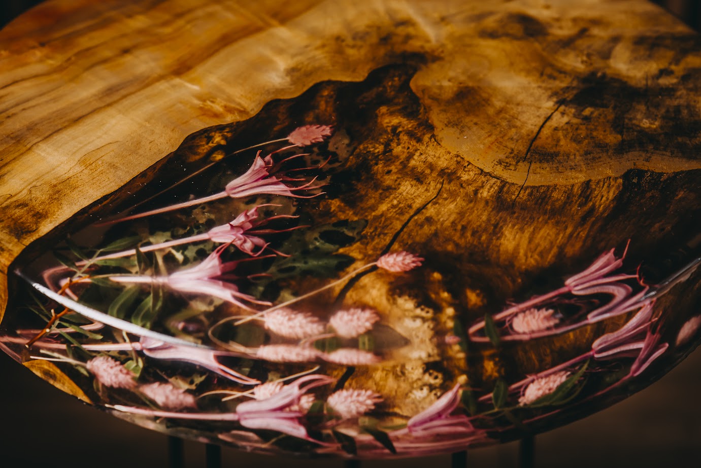 Stolik z żywicy epoksydowej z naturalnym drewnem i zatopionymi kwiatami