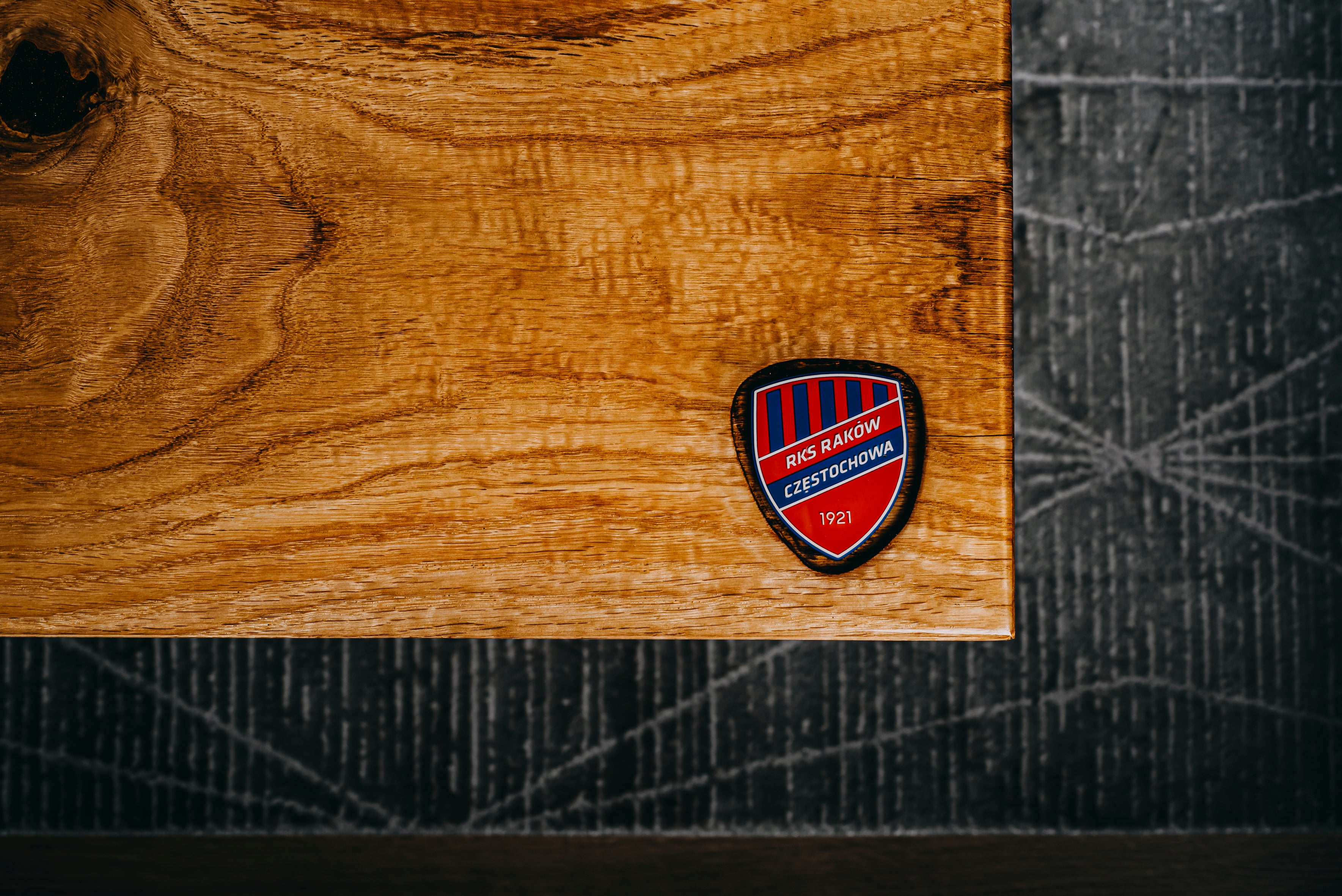 Stolik kibica z żywicy, drewna i gadżetów klubowych Raków Częstochowa