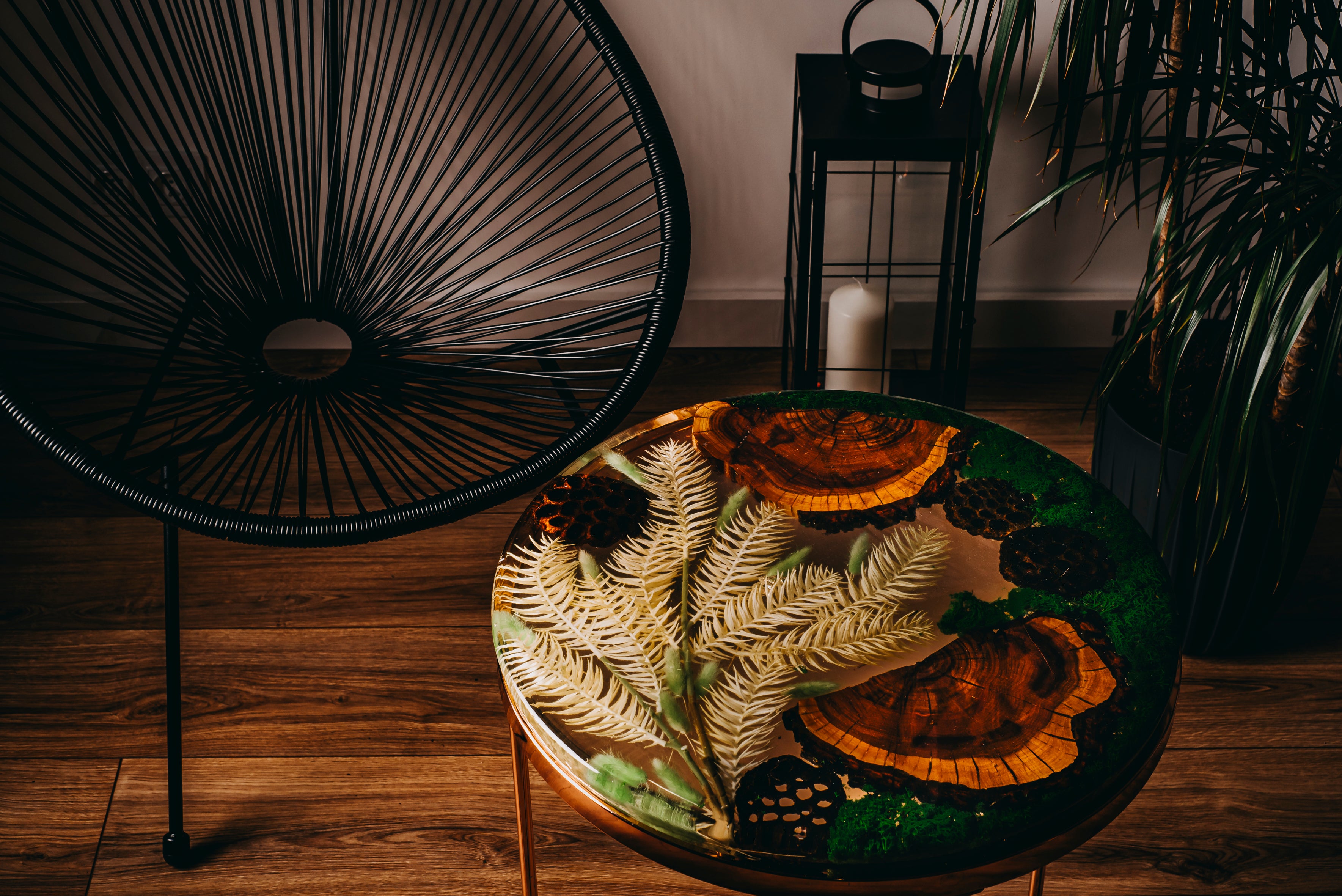 Stolik kolekcjonerski z żywicy i drewna – ekskluzywna kompozycja inspirowana naturą