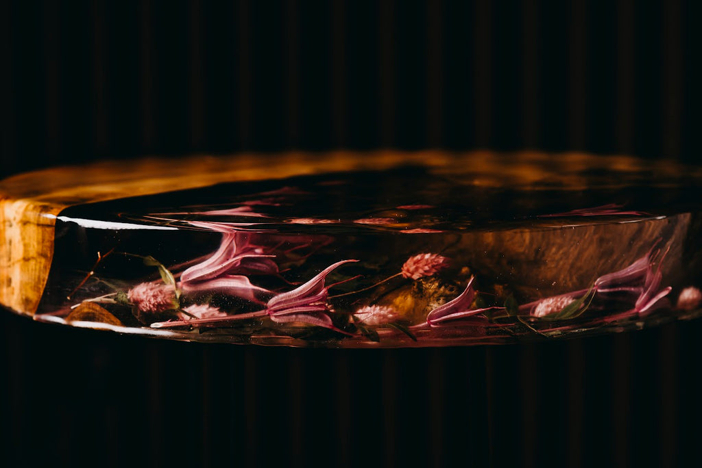 Stolik z żywicy epoksydowej z naturalnym drewnem i zatopionymi kwiatami