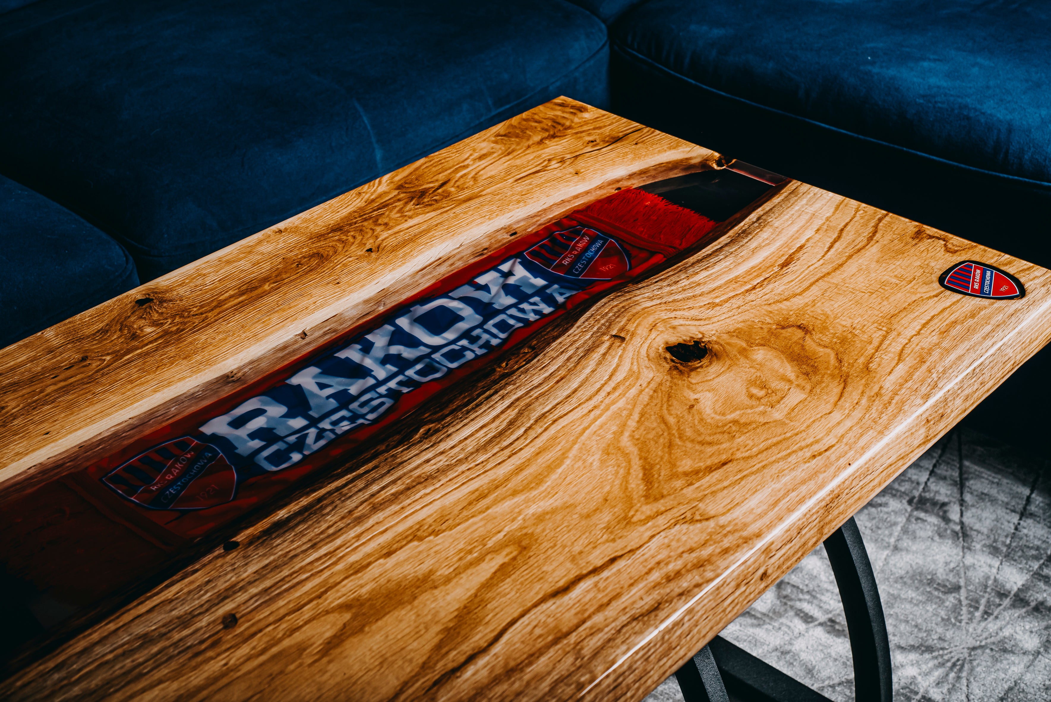 Stolik kibica z żywicy, drewna i gadżetów klubowych Raków Częstochowa