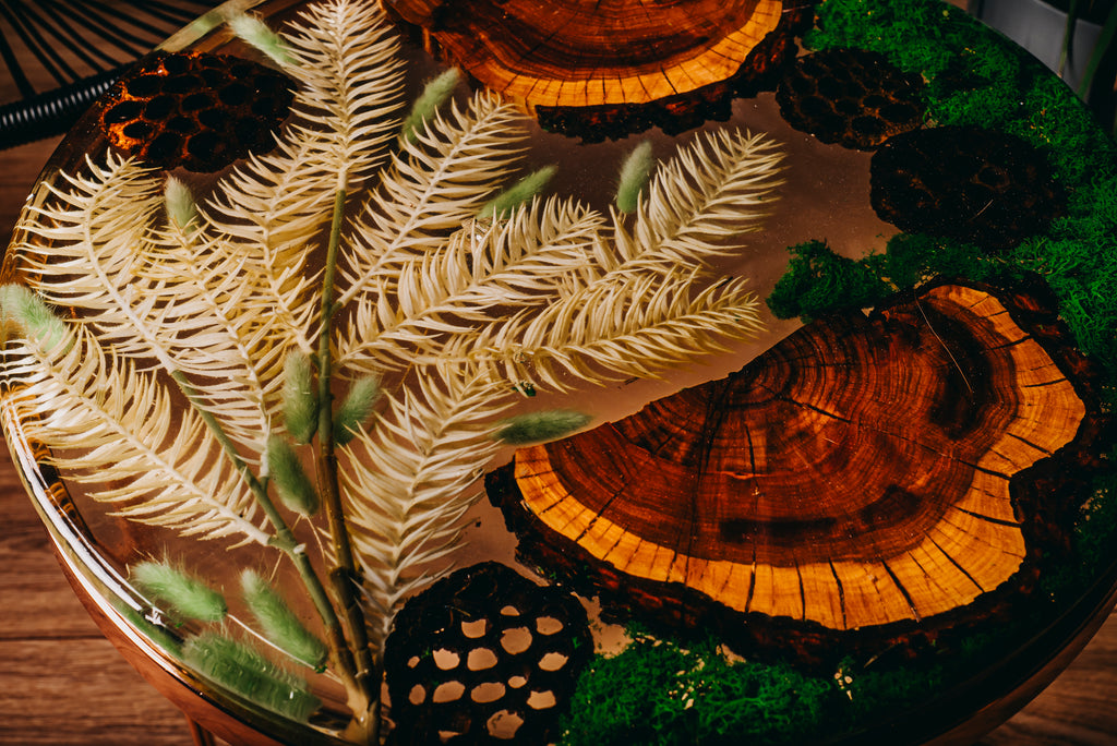 Stolik kolekcjonerski z żywicy i drewna – ekskluzywna kompozycja inspirowana naturą