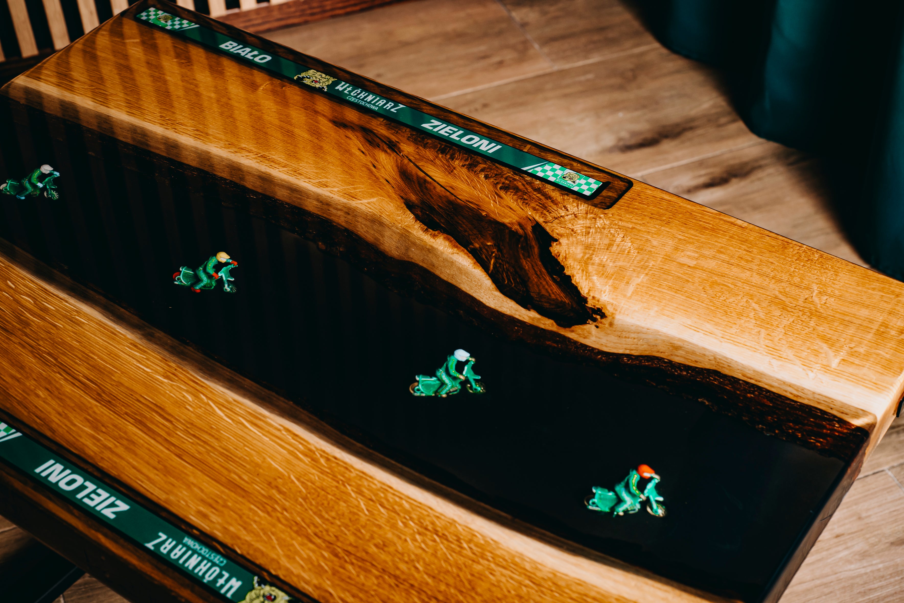 Stolik kibica z żywicy, drewna i gadżetów klubowych Raków Częstochowa