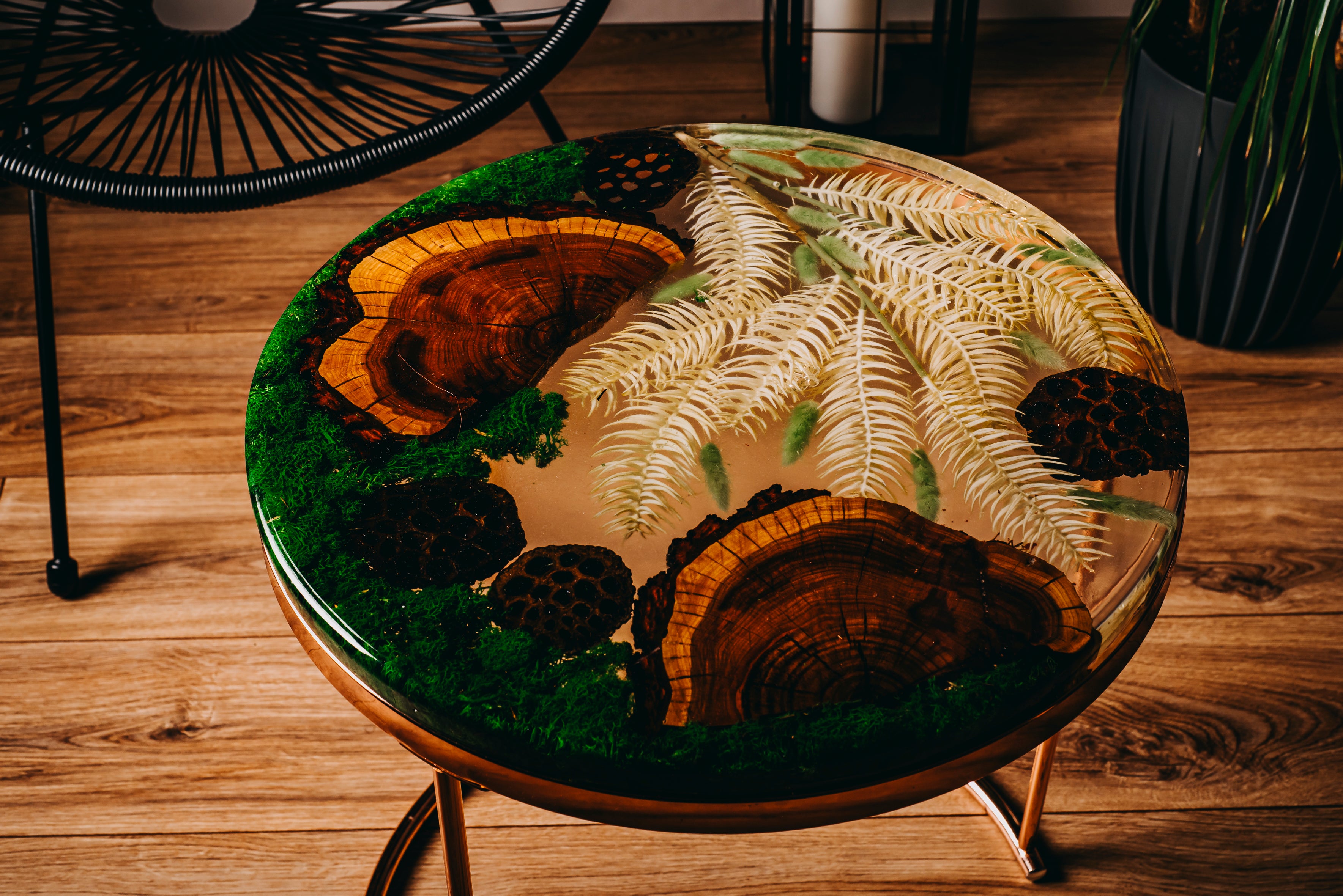 Stolik kolekcjonerski z żywicy i drewna – ekskluzywna kompozycja inspirowana naturą