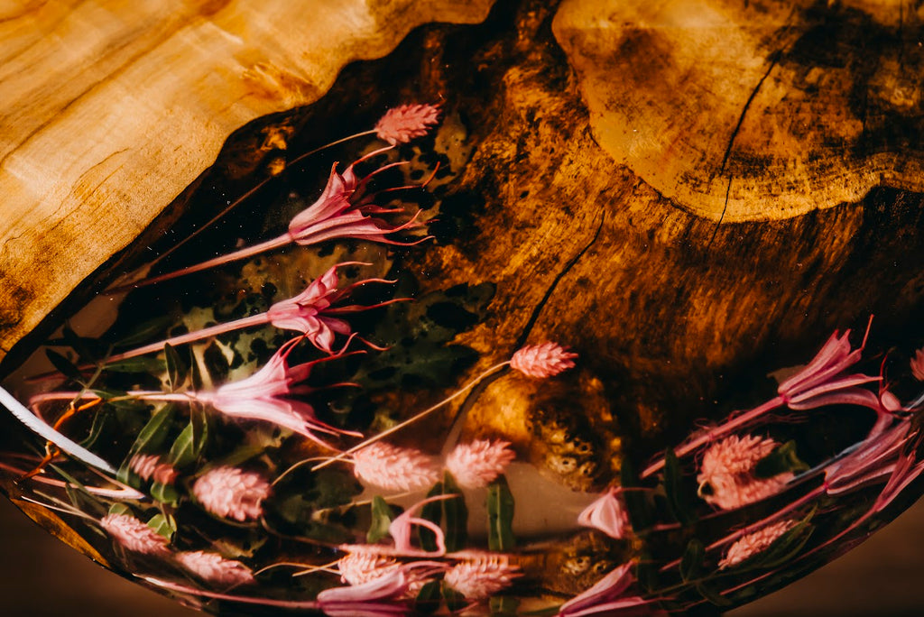 Stolik z żywicy epoksydowej z naturalnym drewnem i zatopionymi kwiatami