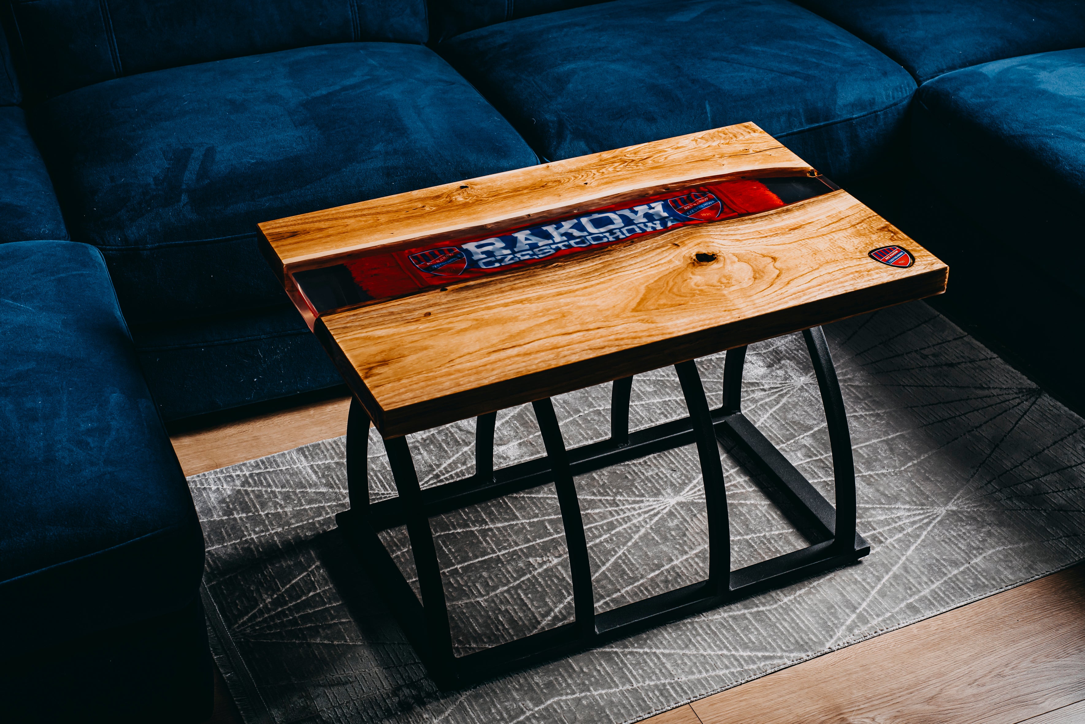 Stolik kibica z żywicy, drewna i gadżetów klubowych Raków Częstochowa