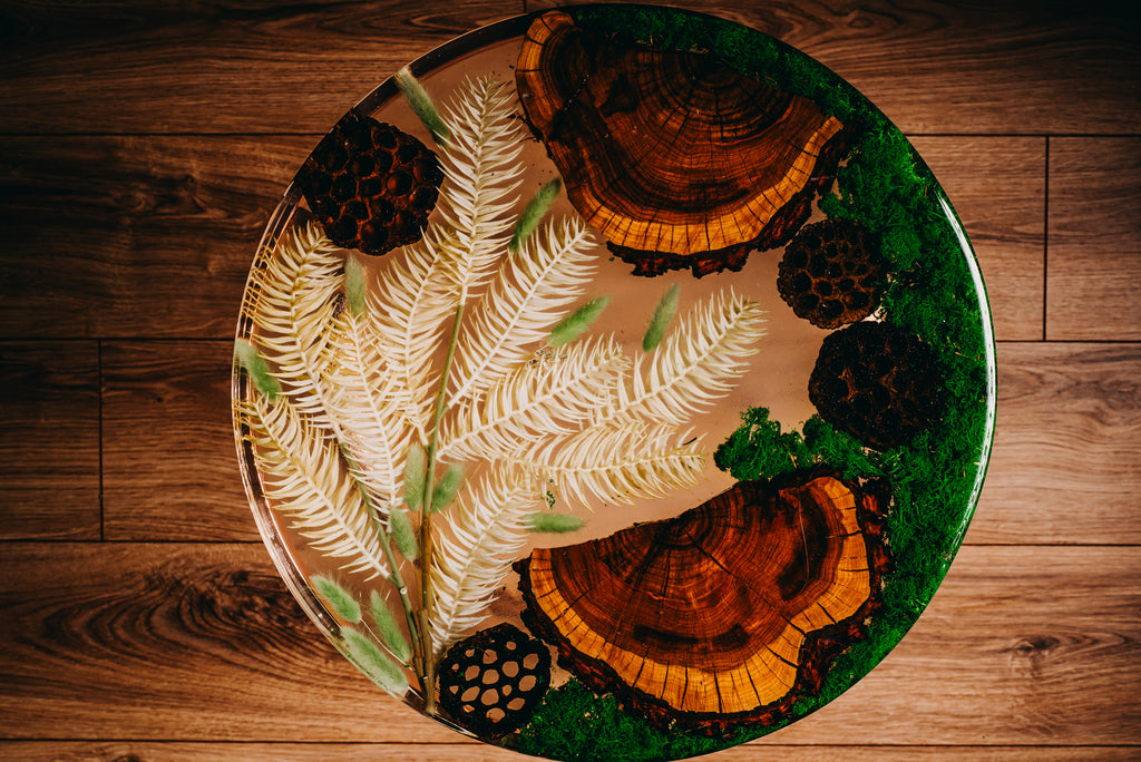 Stolik kolekcjonerski z żywicy i drewna – ekskluzywna kompozycja inspirowana naturą