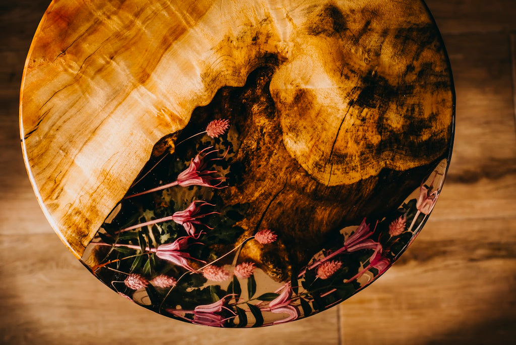 Stolik z żywicy epoksydowej z naturalnym drewnem i zatopionymi kwiatami