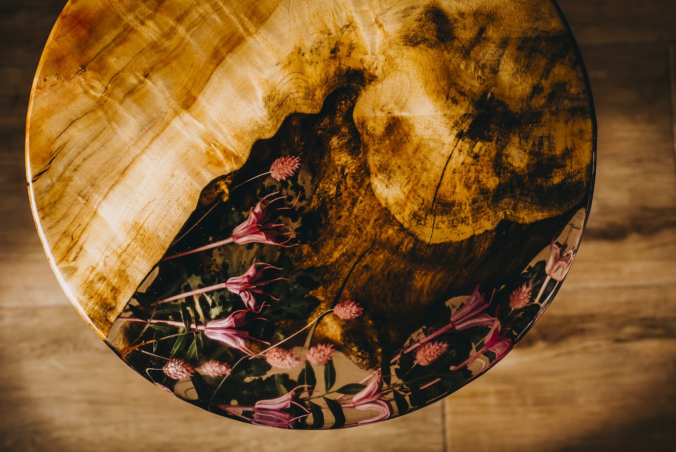 Stolik z żywicy epoksydowej z naturalnym drewnem i zatopionymi kwiatami