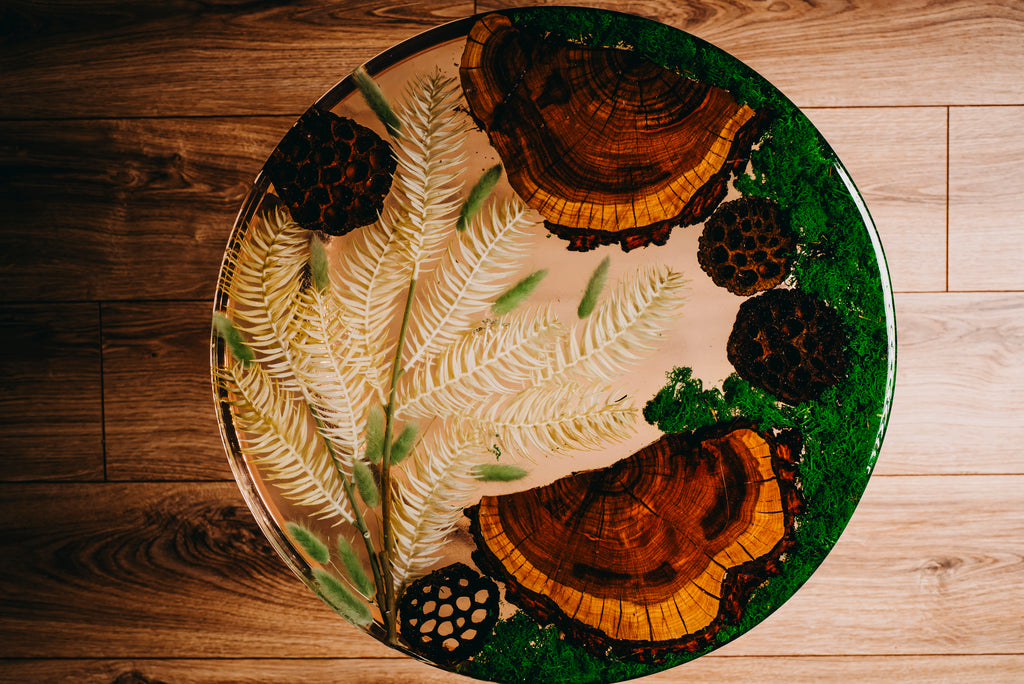 Stolik kolekcjonerski z żywicy i drewna – ekskluzywna kompozycja inspirowana naturą