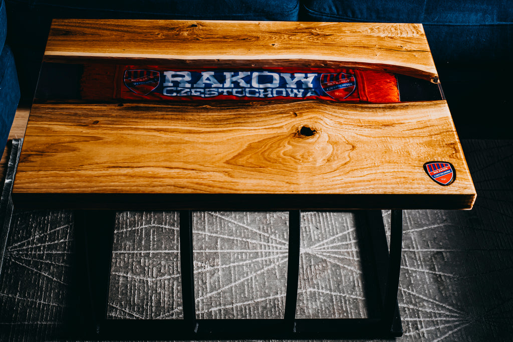 Stolik kibica z żywicy, drewna i gadżetów klubowych Raków Częstochowa