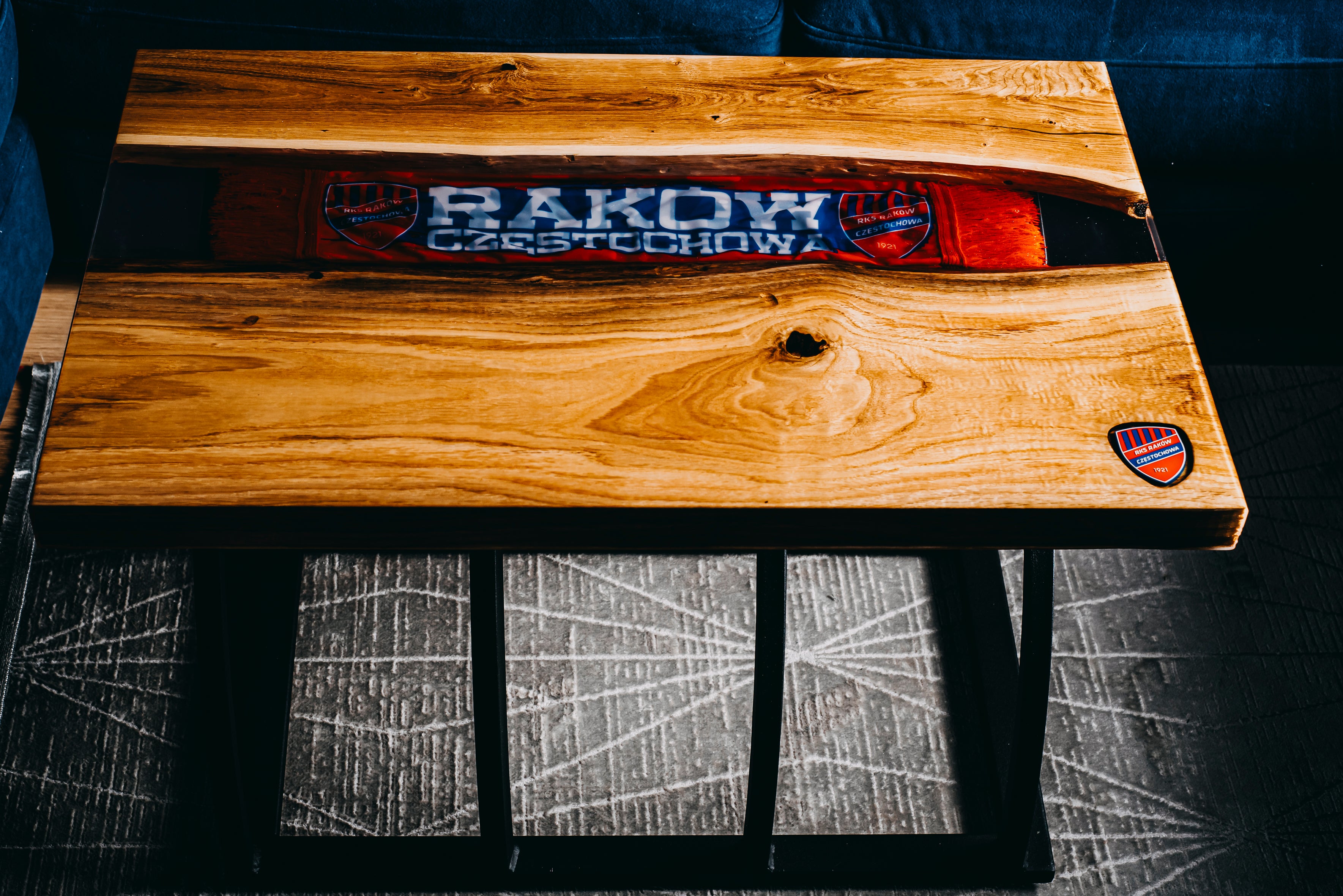 Stolik kibica z żywicy, drewna i gadżetów klubowych Raków Częstochowa