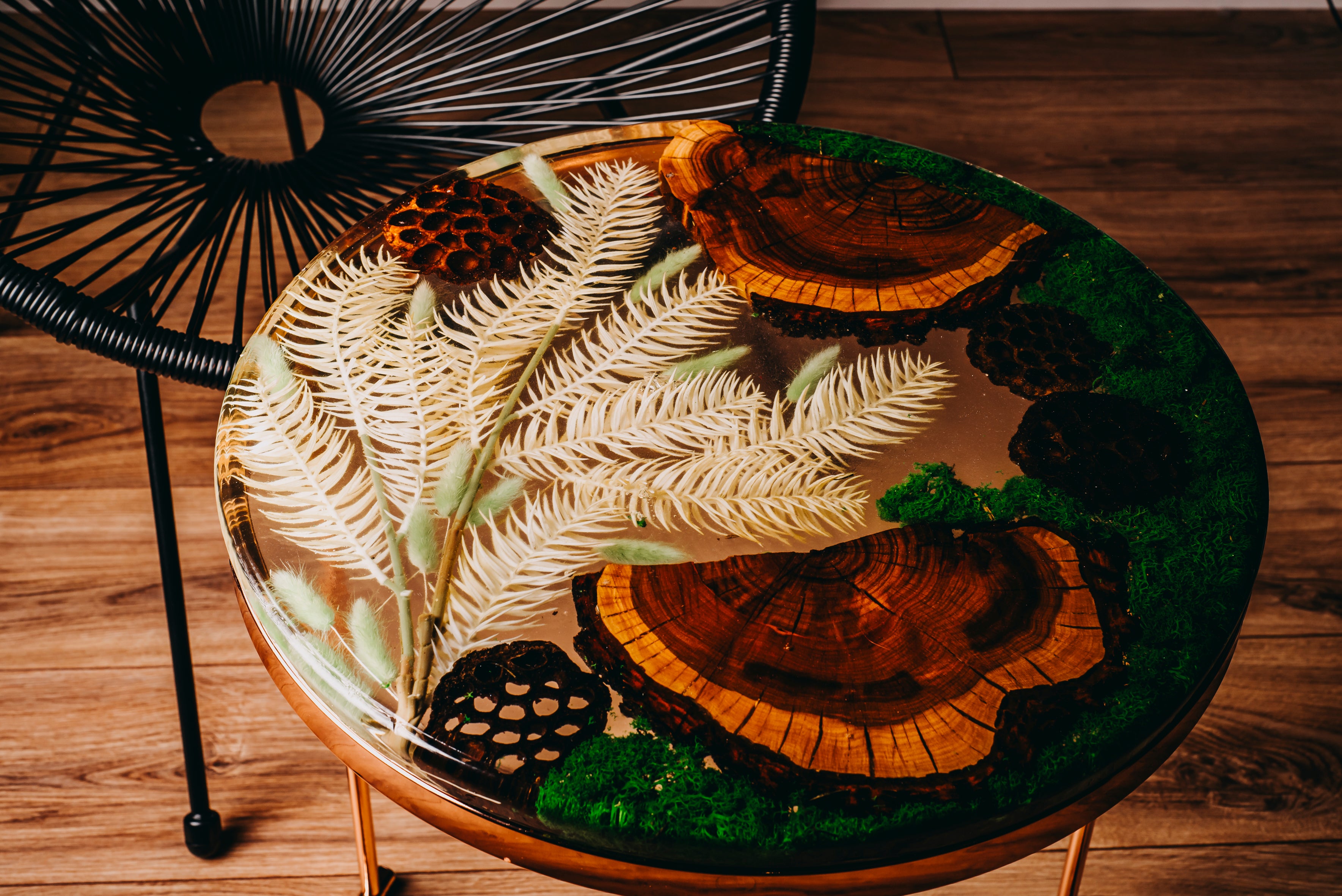 Stolik kolekcjonerski z żywicy i drewna – ekskluzywna kompozycja inspirowana naturą