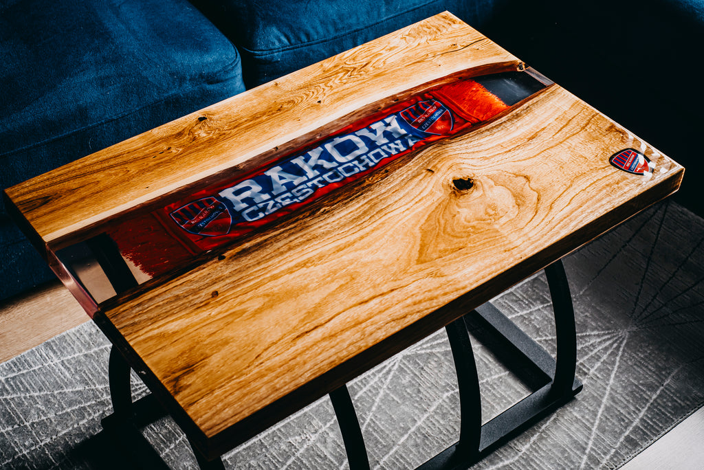 Stolik kibica z żywicy, drewna i gadżetów klubowych Raków Częstochowa