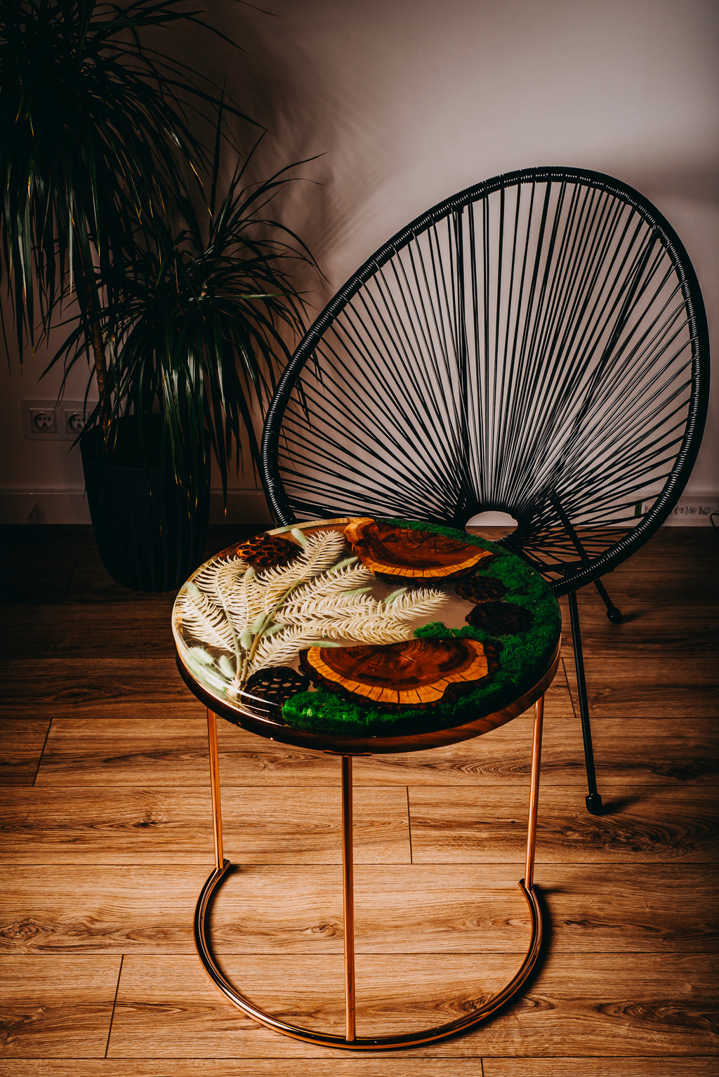 Stolik kolekcjonerski z żywicy i drewna – ekskluzywna kompozycja inspirowana naturą