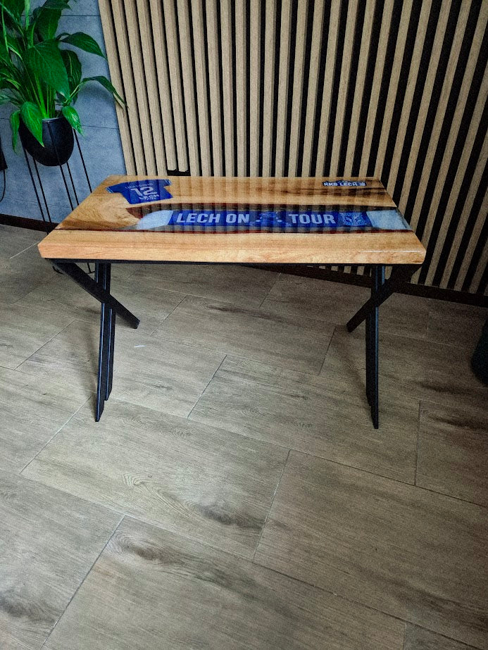 Stolik z żywicy epoksydowej z dowolnym gadżetem sportowym
