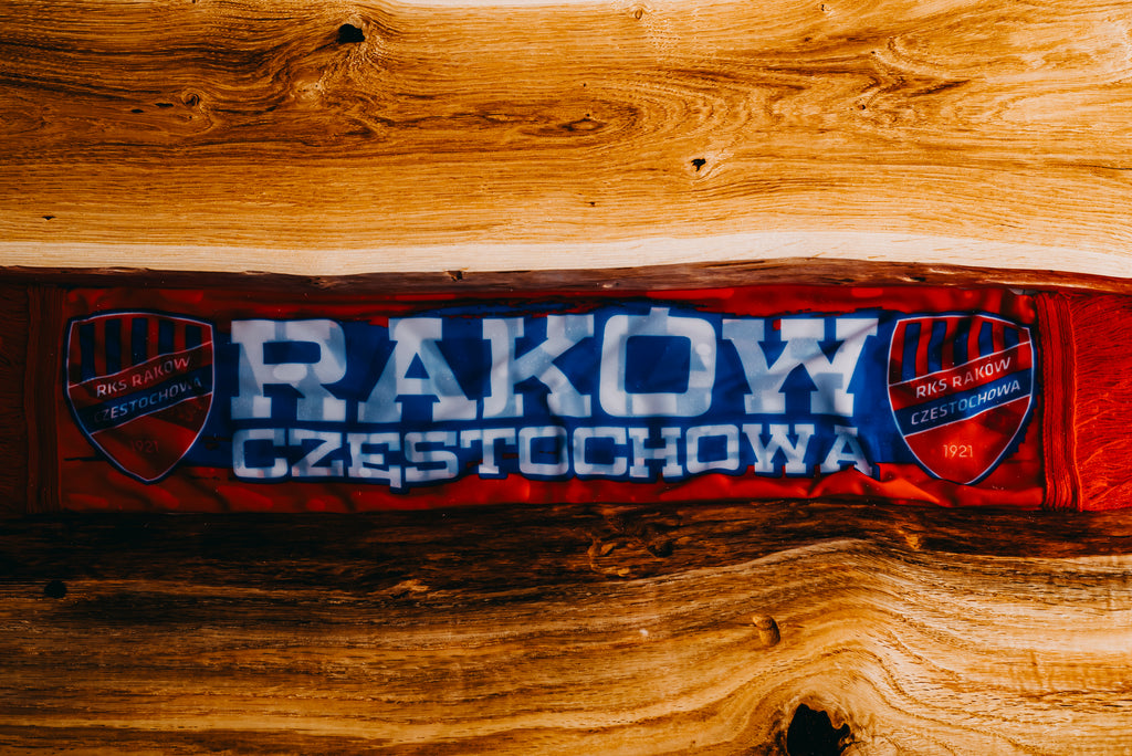 Stolik kibica z żywicy, drewna i gadżetów klubowych Raków Częstochowa