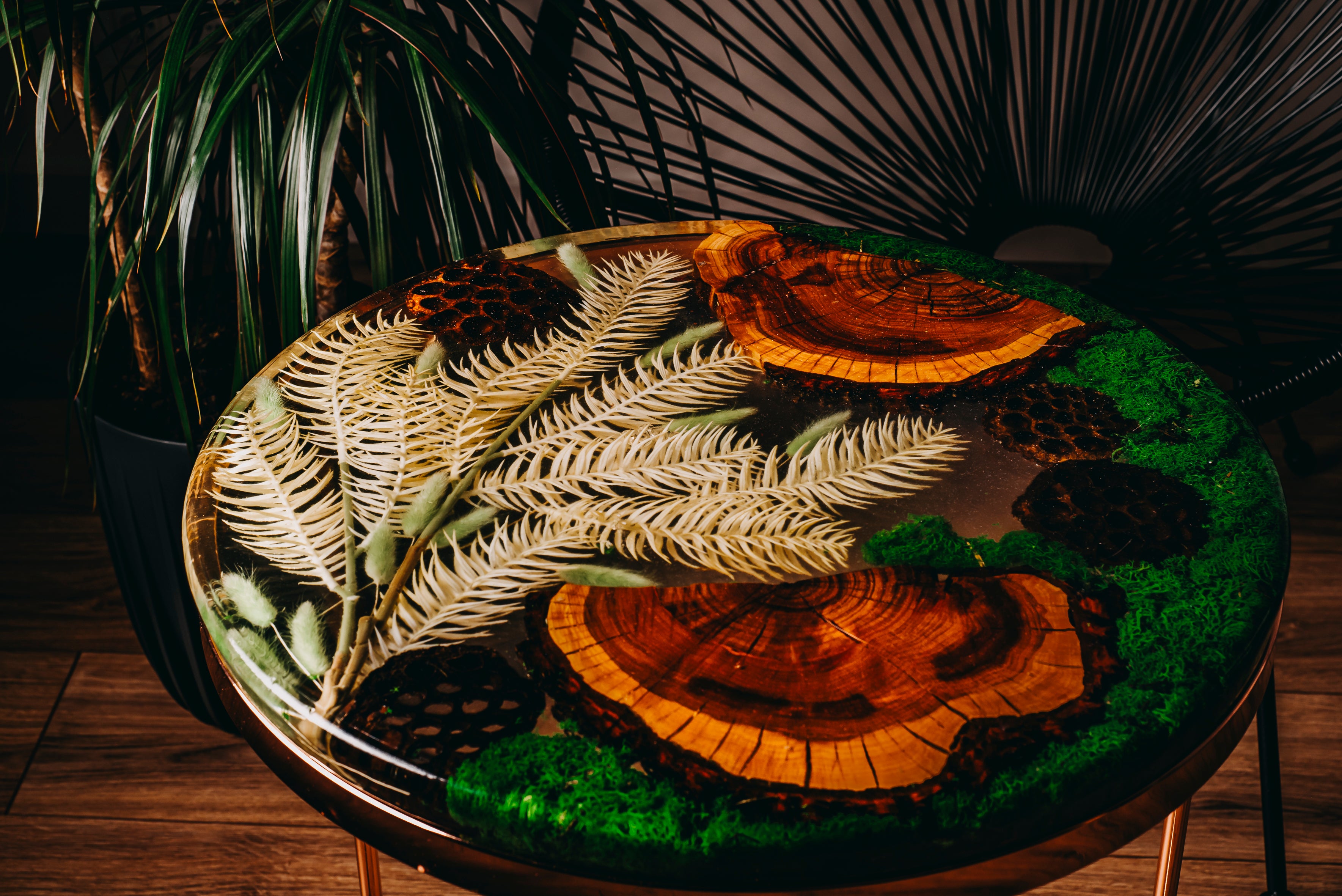 Stolik kolekcjonerski z żywicy i drewna – ekskluzywna kompozycja inspirowana naturą