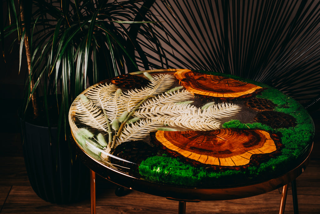 Stolik kolekcjonerski z żywicy i drewna – ekskluzywna kompozycja inspirowana naturą