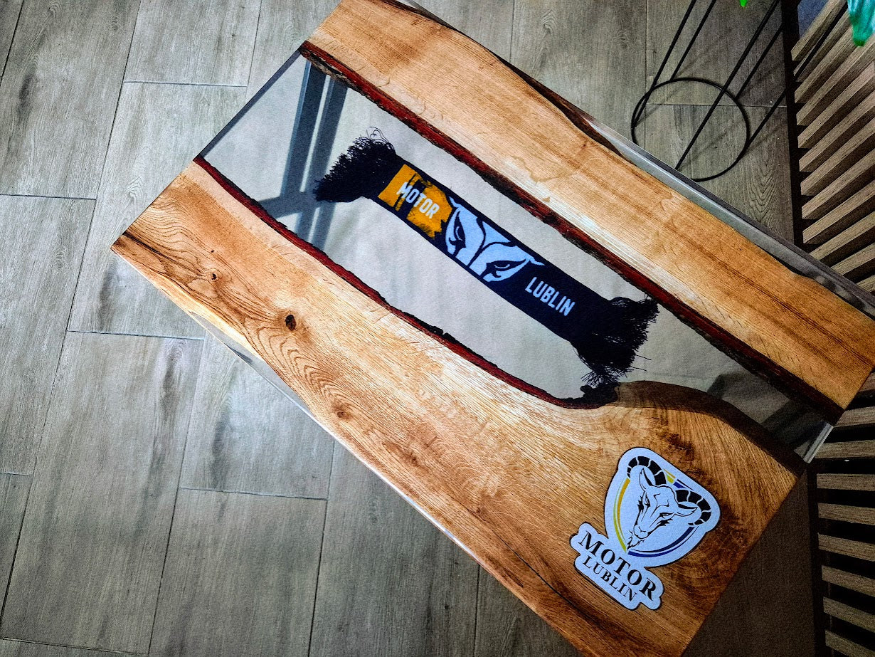 Stolik z żywicą epoksydową z gadżetem klubu sportowego – personalizowany, ręcznie wykonany