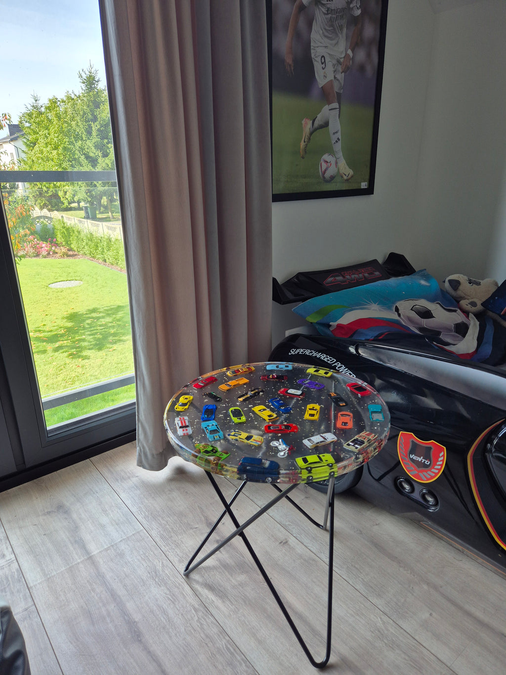 Stolik z żywicy “Hot Wheels” – średnica 50 cm