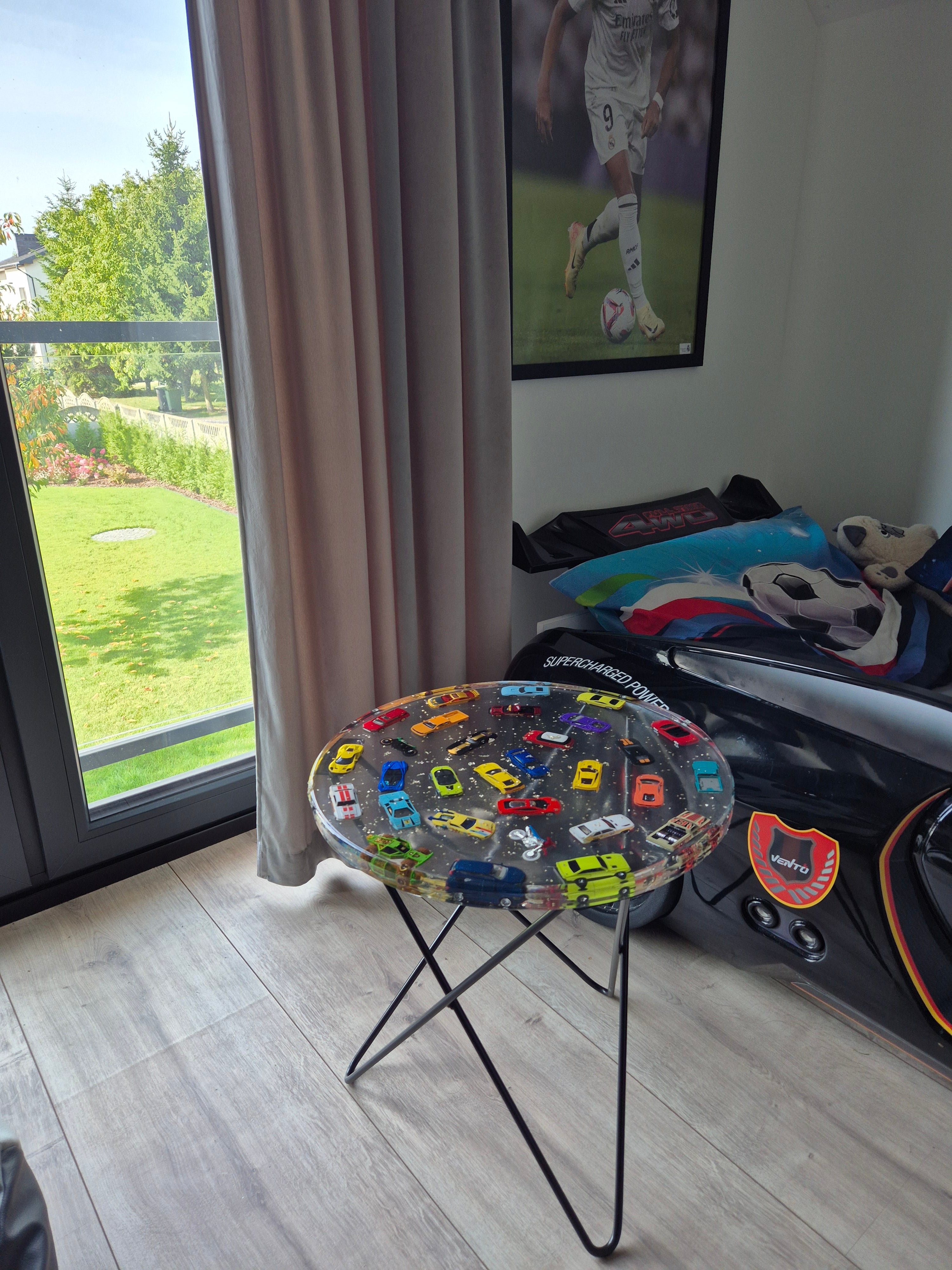 Stolik z żywicy “Hot Wheels” – średnica 50 cm