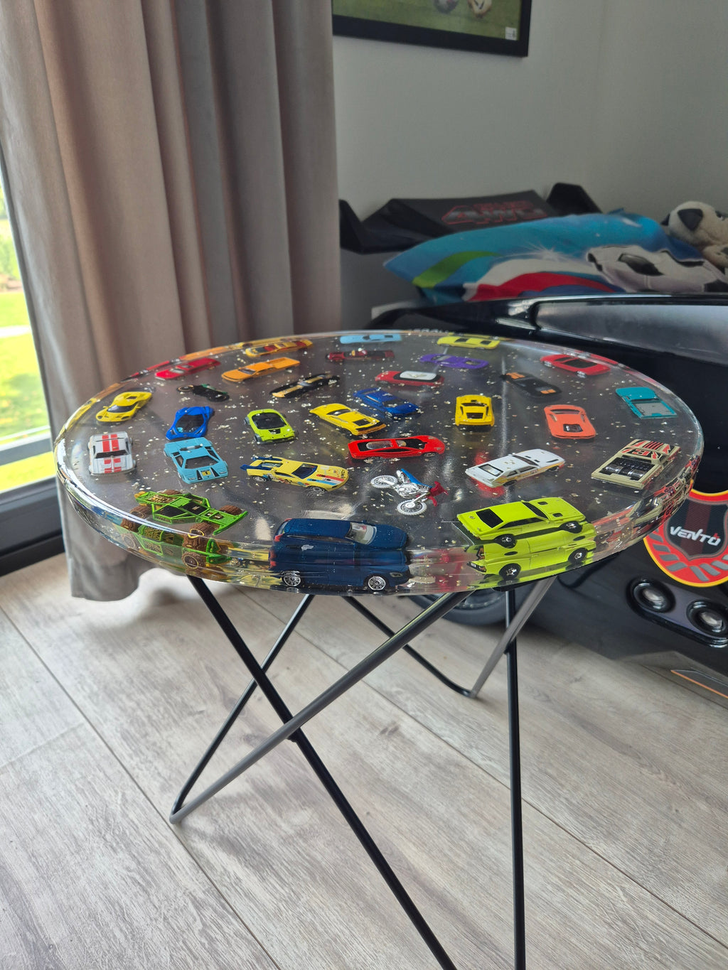 Stolik z żywicy “Hot Wheels” – średnica 50 cm