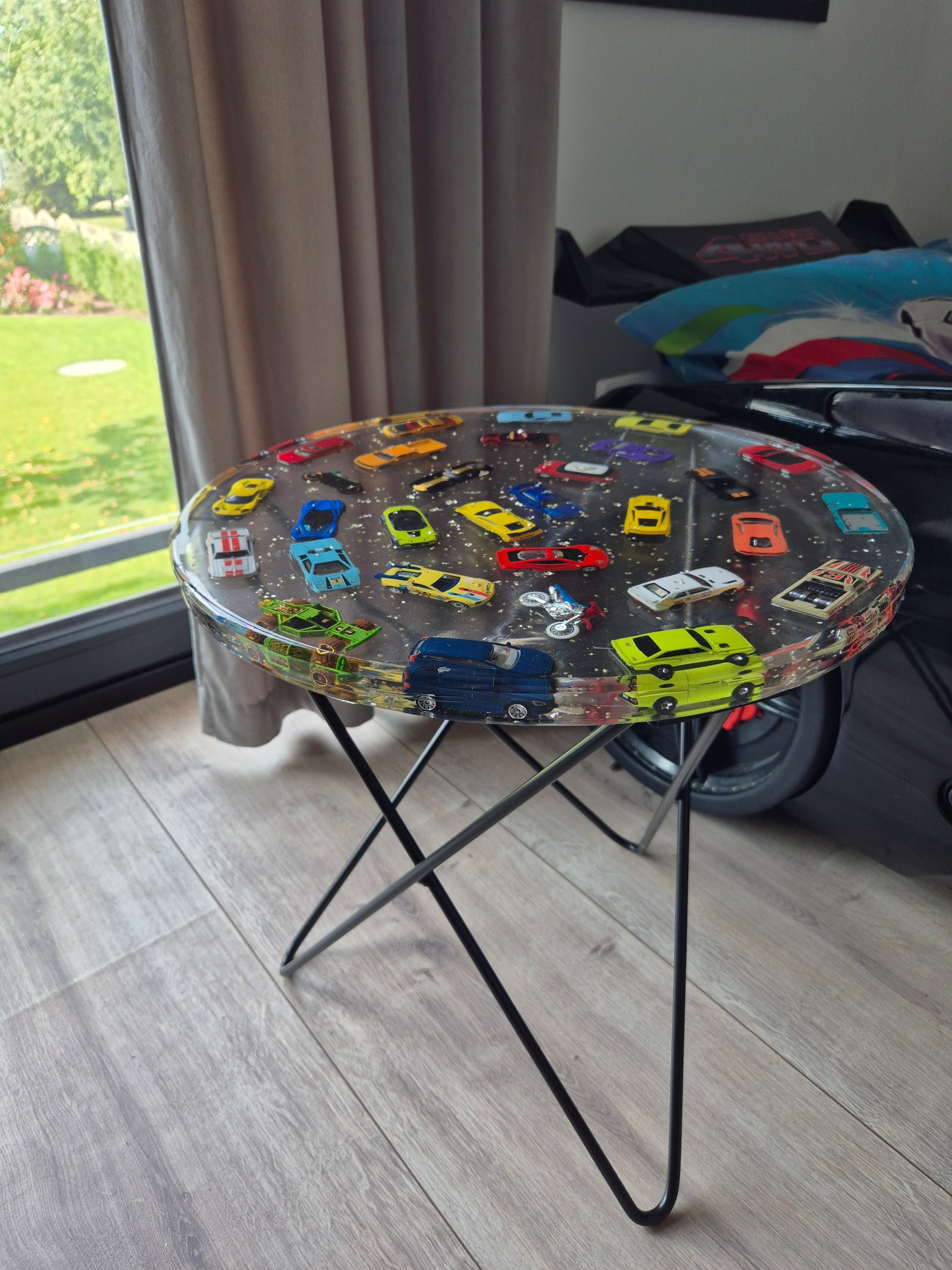 Stolik z żywicy “Hot Wheels” – średnica 50 cm