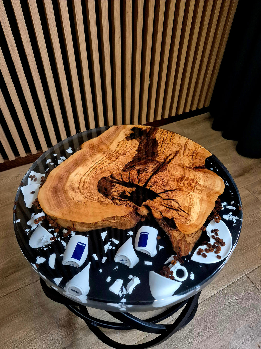 Personalizowany stolik kawowy z żywicy i drewna – unikatowy design