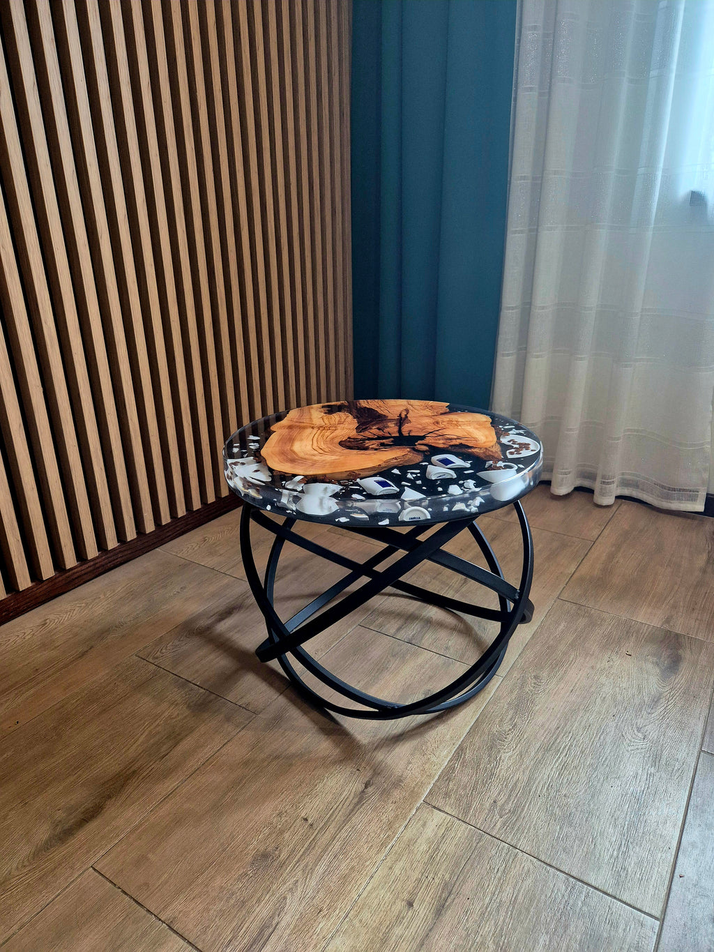 Personalizowany stolik kawowy z żywicy i drewna – unikatowy design