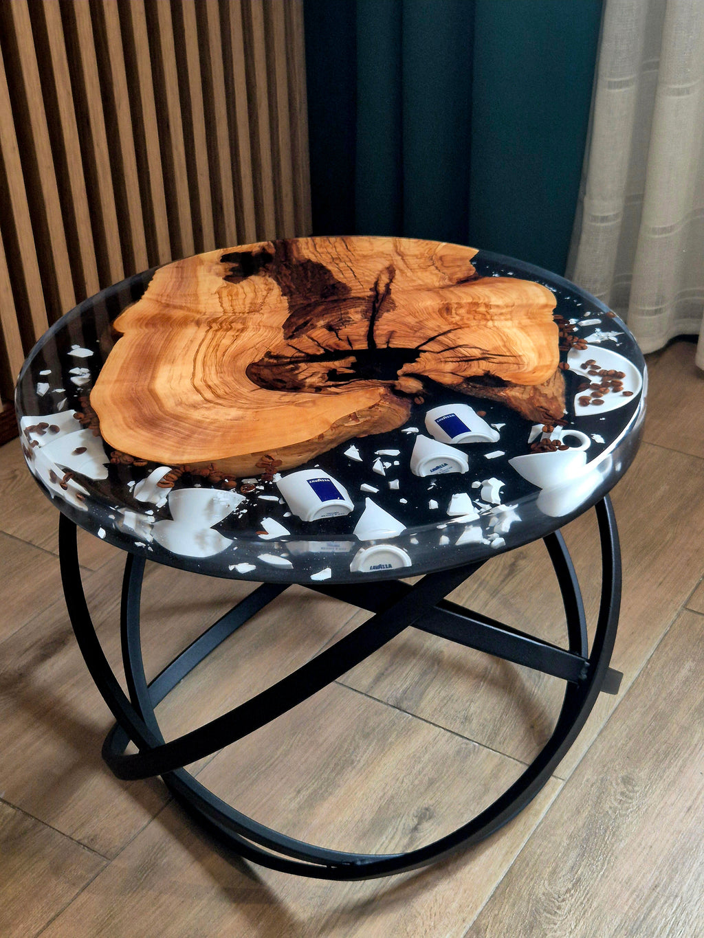 Personalizowany stolik kawowy z żywicy i drewna – unikatowy design
