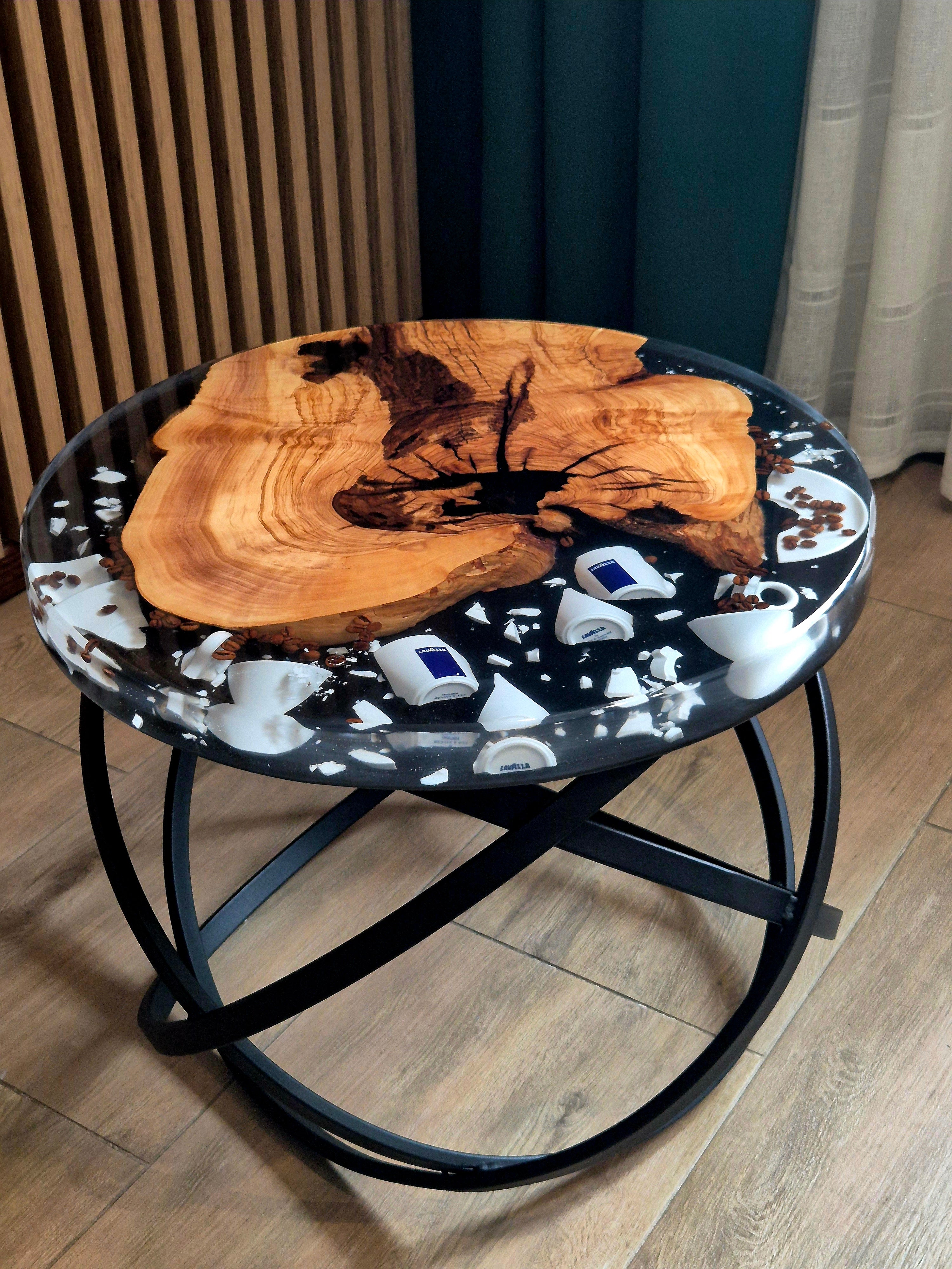 Personalizowany stolik kawowy z żywicy i drewna – unikatowy design