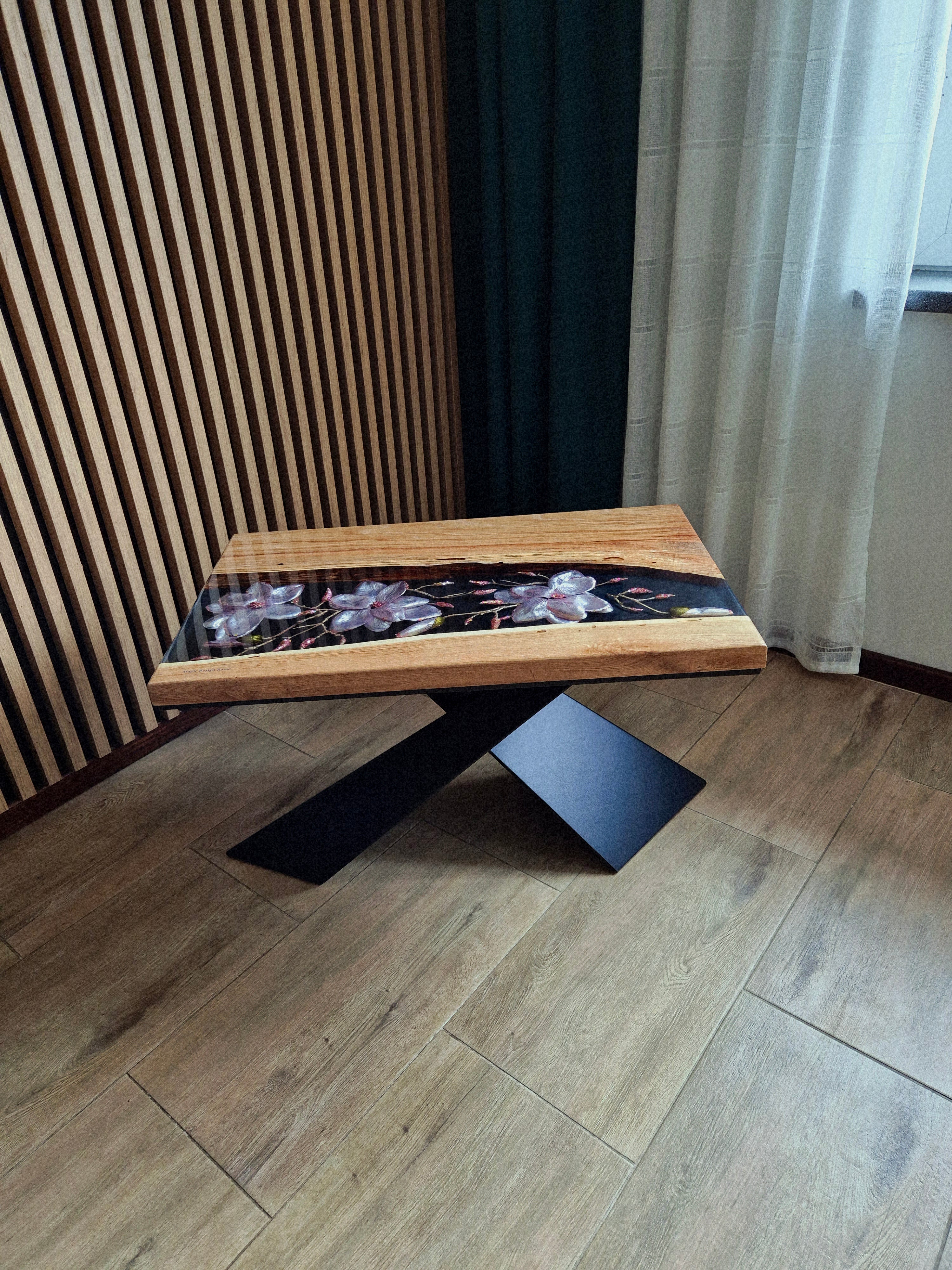 Stolik z żywicy i drewna z kwiatami magnolii – ręcznie wykonany