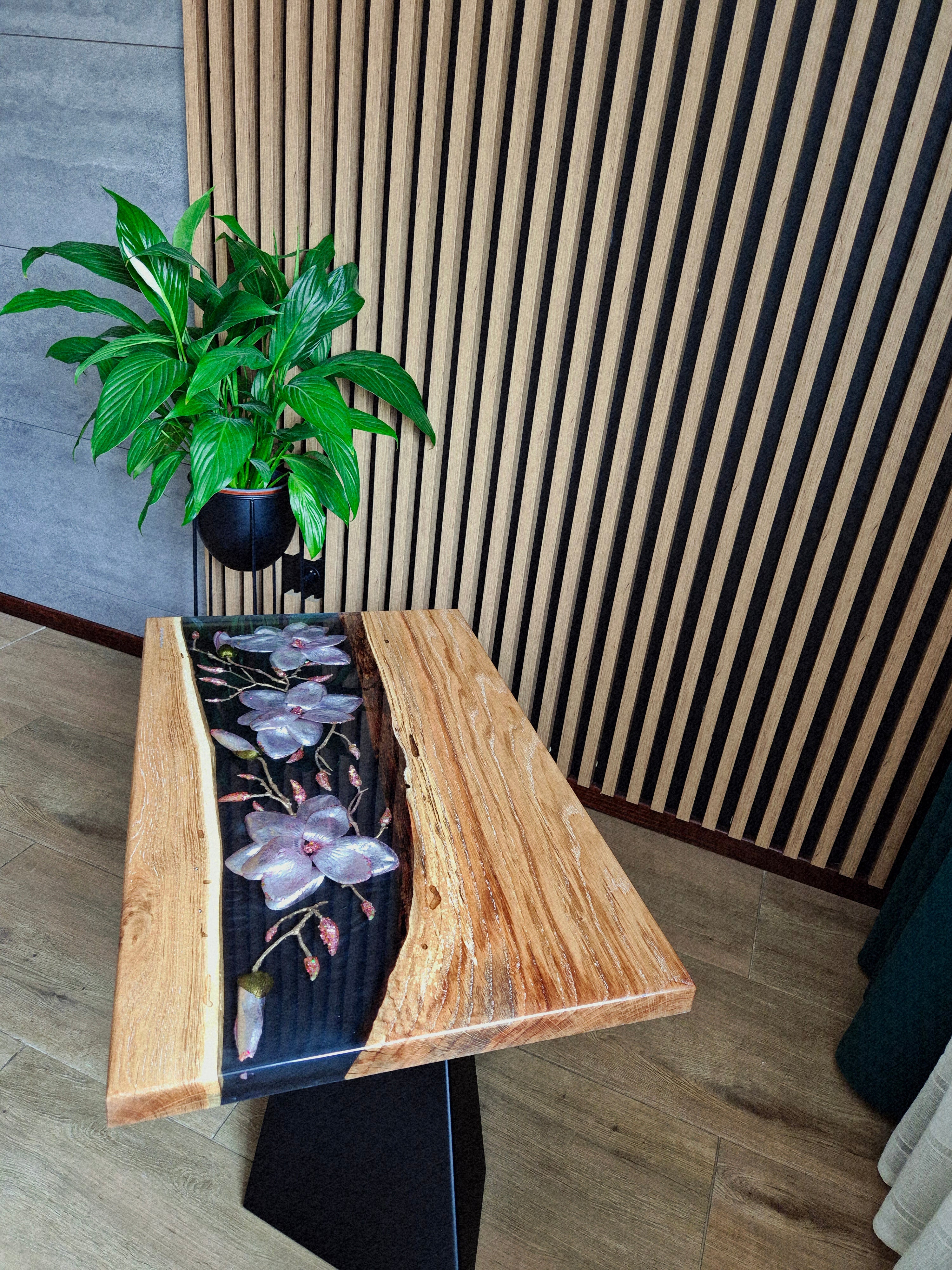 Stolik z żywicy i drewna z kwiatami magnolii – ręcznie wykonany