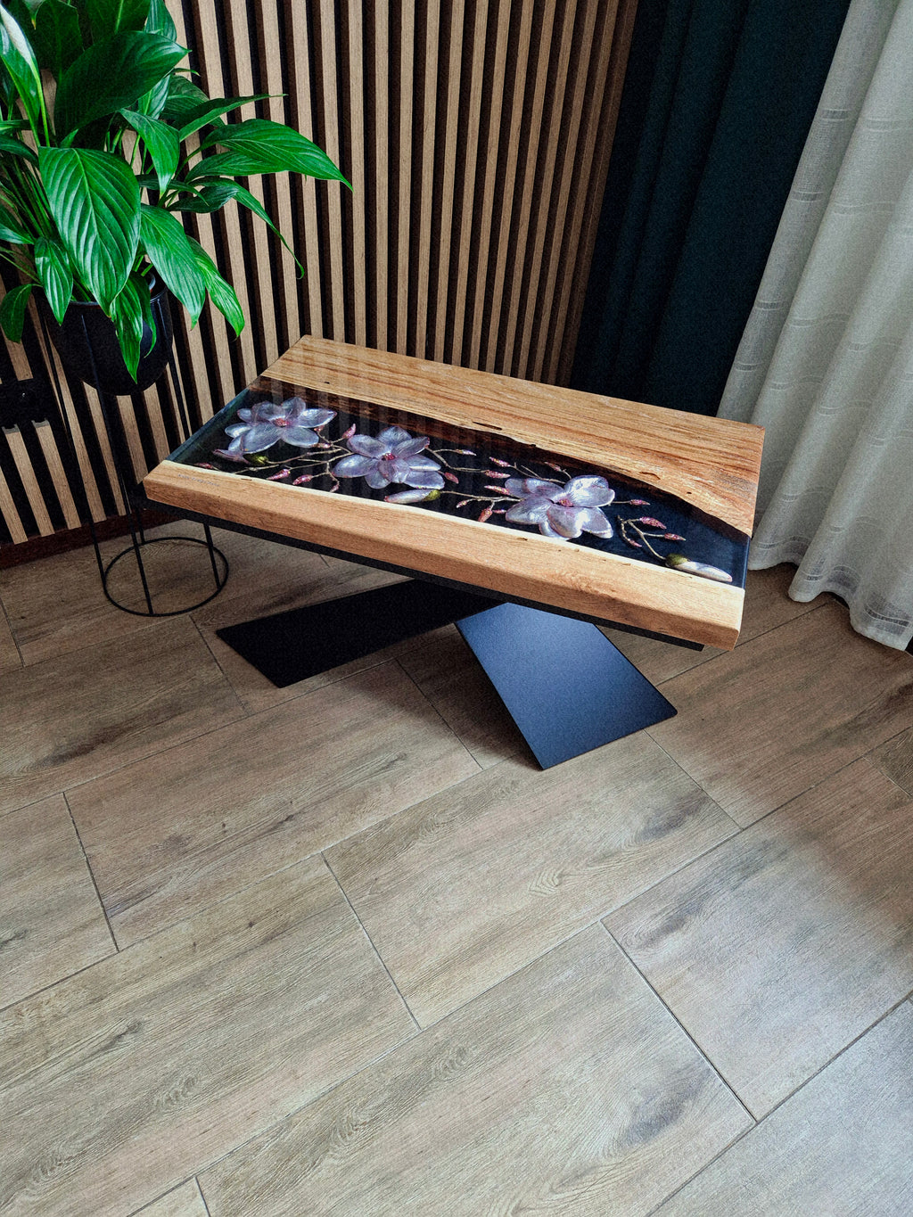 Stolik z żywicy i drewna z kwiatami magnolii – ręcznie wykonany