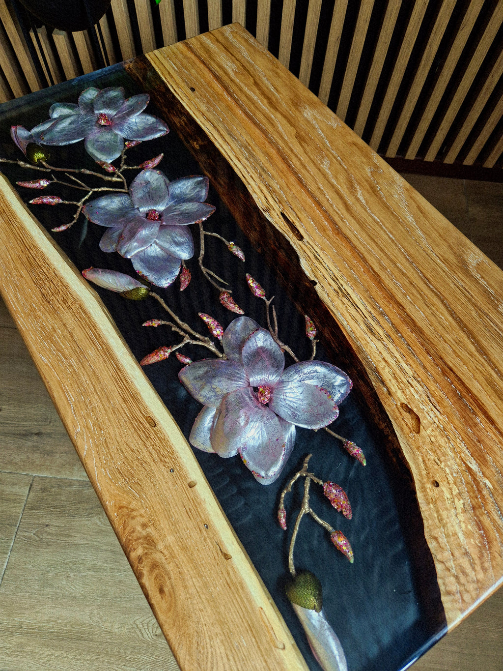 Stolik z żywicy i drewna z kwiatami magnolii – ręcznie wykonany