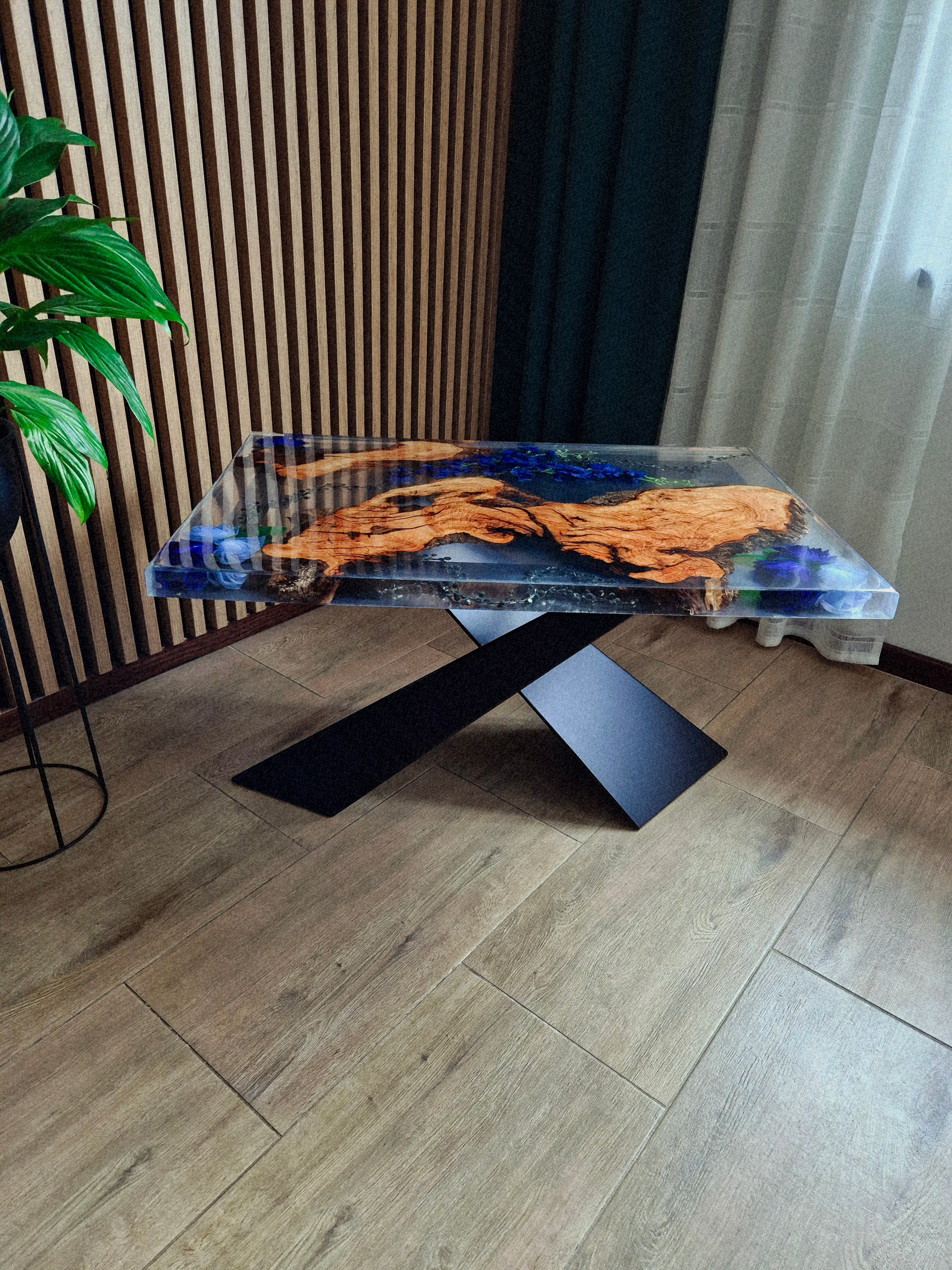 Stolik z żywicy i drewna z niebieskimi kwiatami – ręcznie wykonany unikat