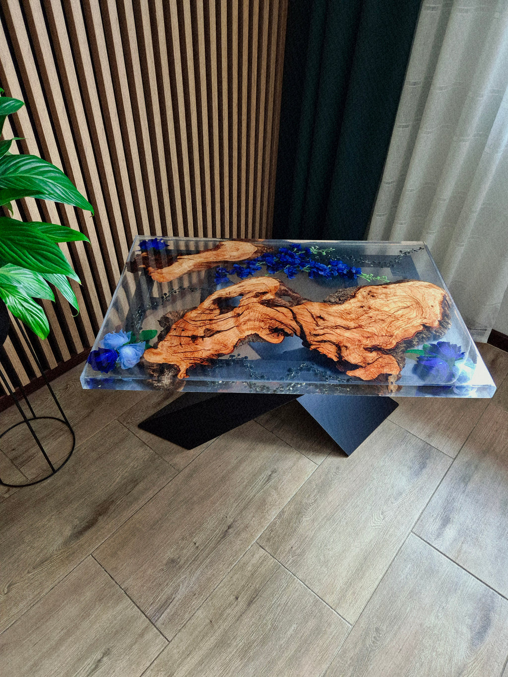 Stolik z żywicy i drewna z niebieskimi kwiatami – ręcznie wykonany unikat