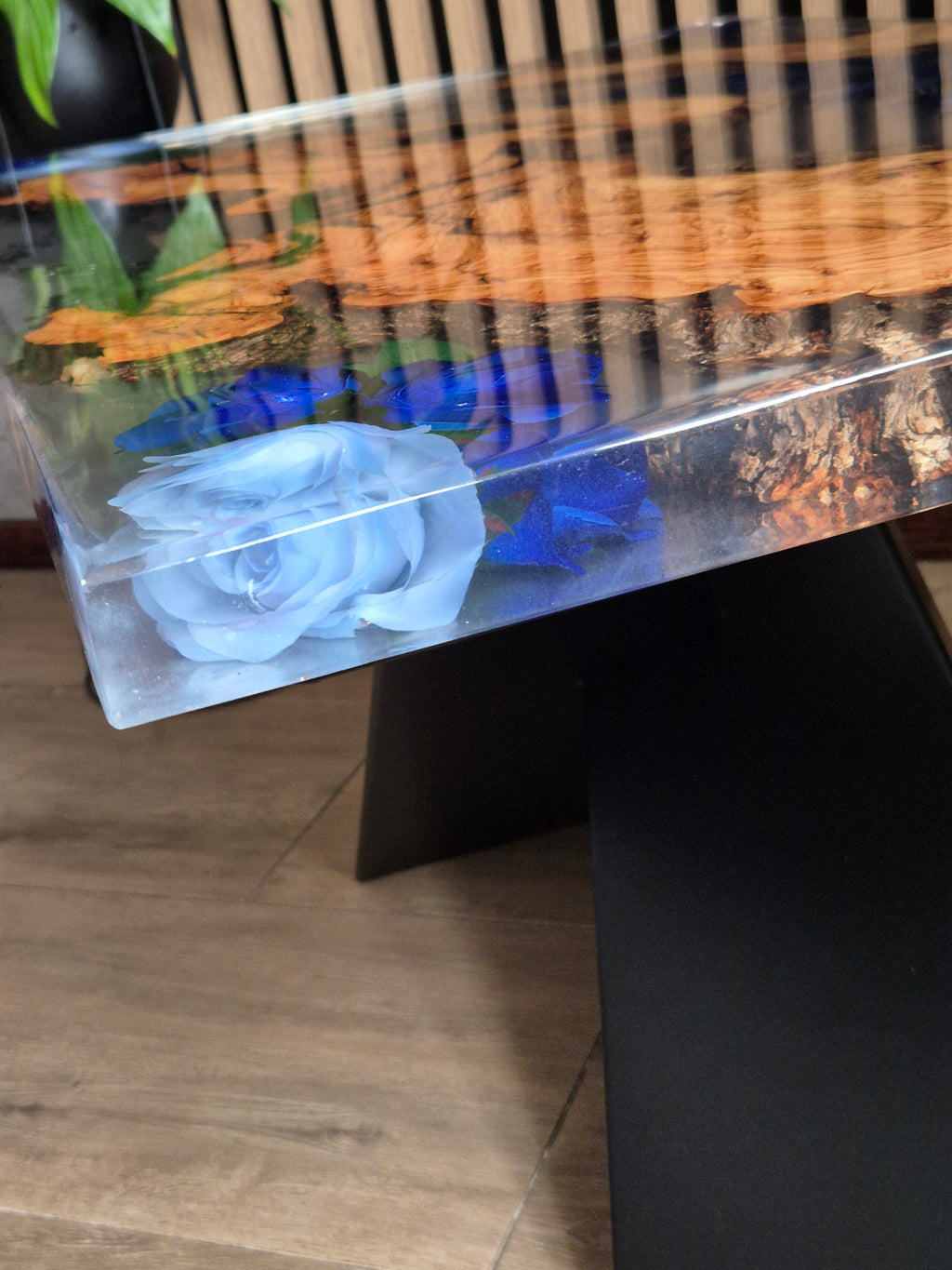 Stolik z żywicy i drewna z niebieskimi kwiatami – ręcznie wykonany unikat