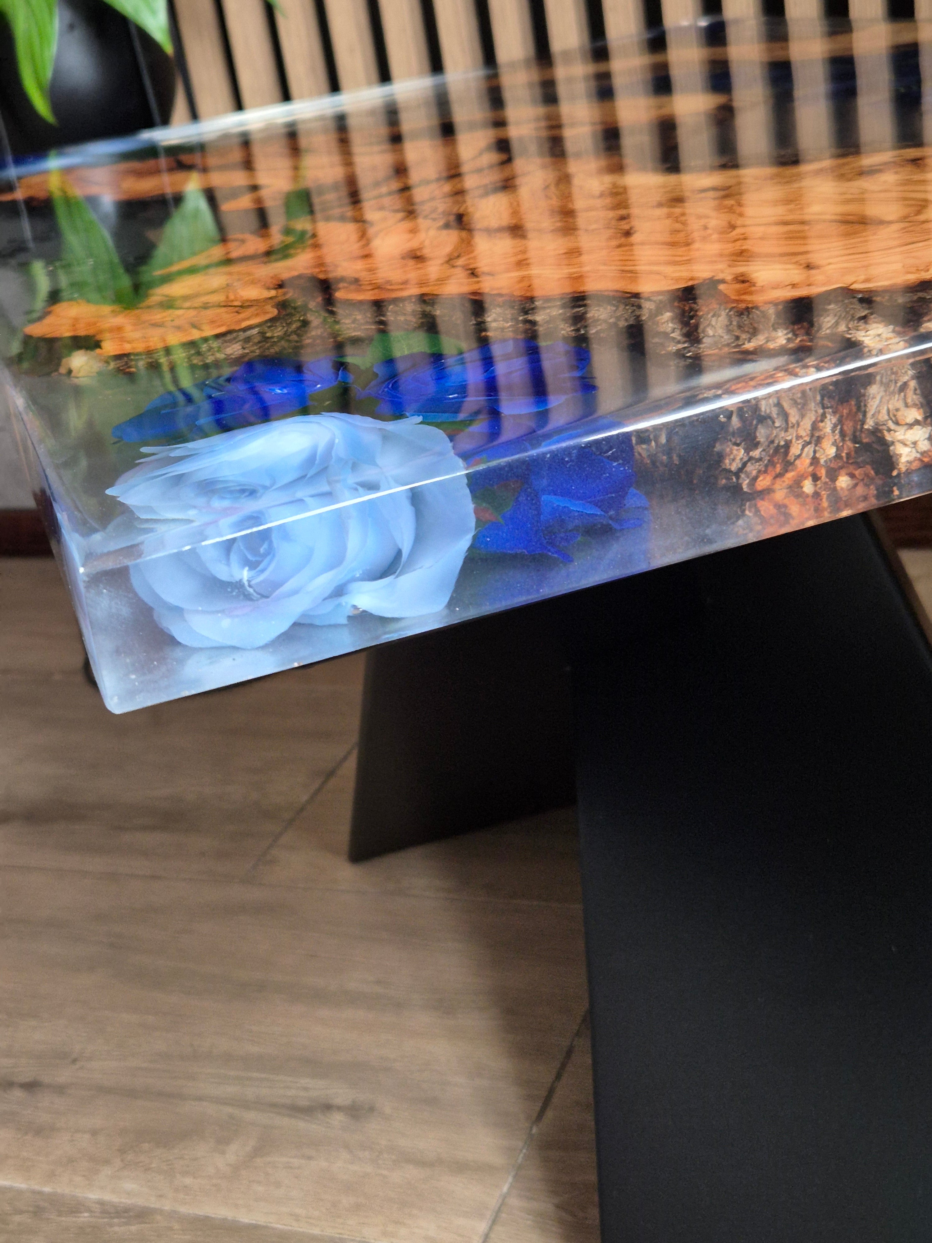 Stolik z żywicy i drewna z niebieskimi kwiatami – ręcznie wykonany unikat