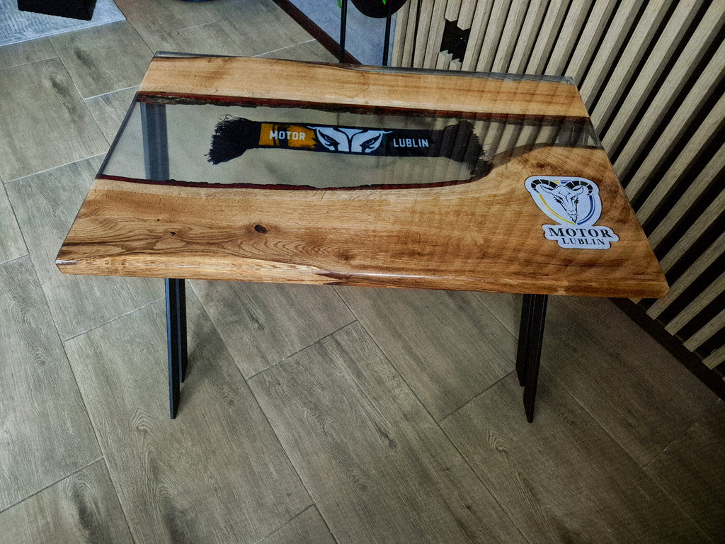 Stolik kibica z żywicy, drewna i gadżetów klubowych Raków Częstochowa