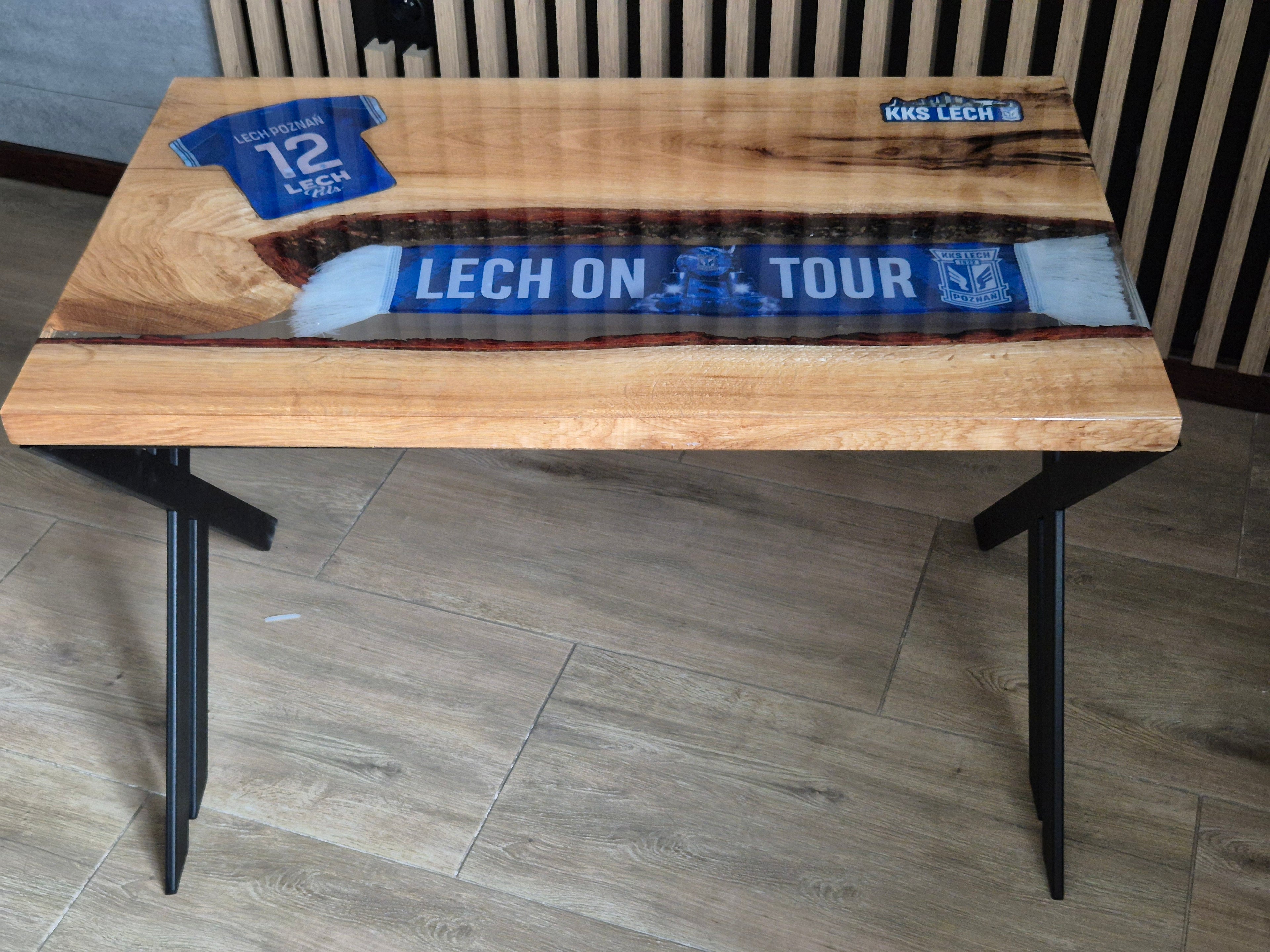 Stolik kibica z żywicy, drewna i gadżetów klubowych Raków Częstochowa