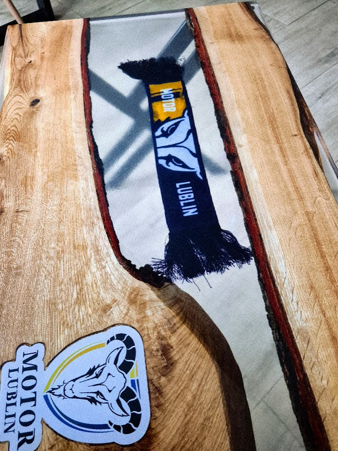 Stolik z żywicą epoksydową z gadżetem klubu sportowego – personalizowany, ręcznie wykonany