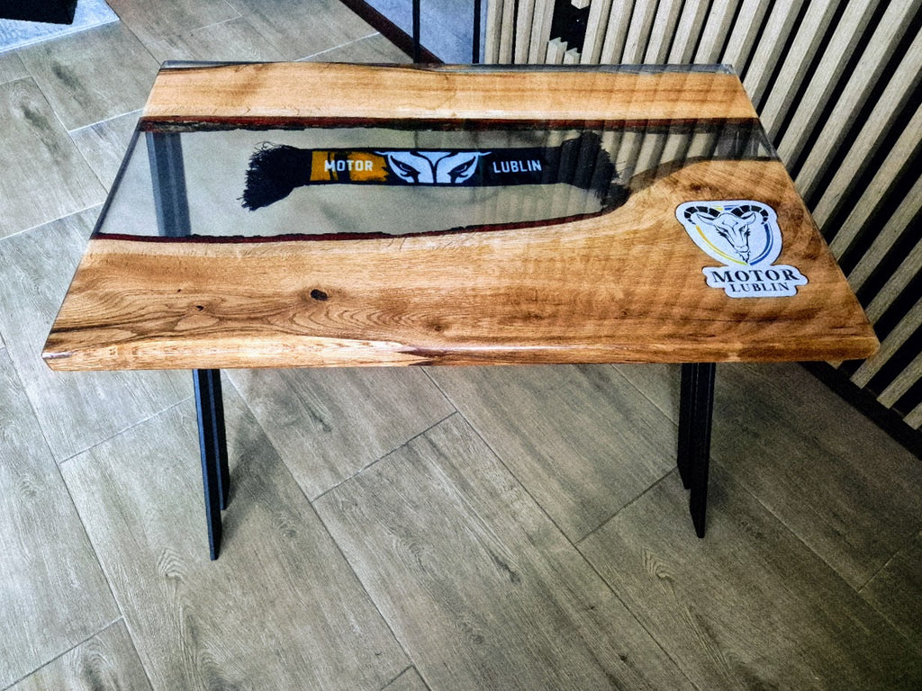 Stolik z żywicą epoksydową z gadżetem klubu sportowego – personalizowany, ręcznie wykonany