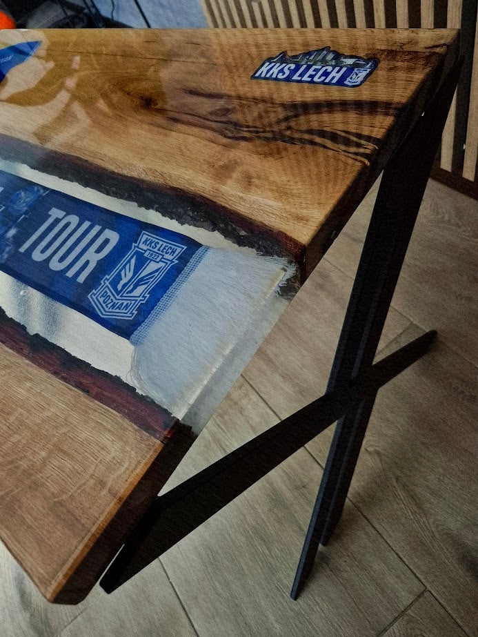 Stolik z żywicy epoksydowej z dowolnym gadżetem sportowym